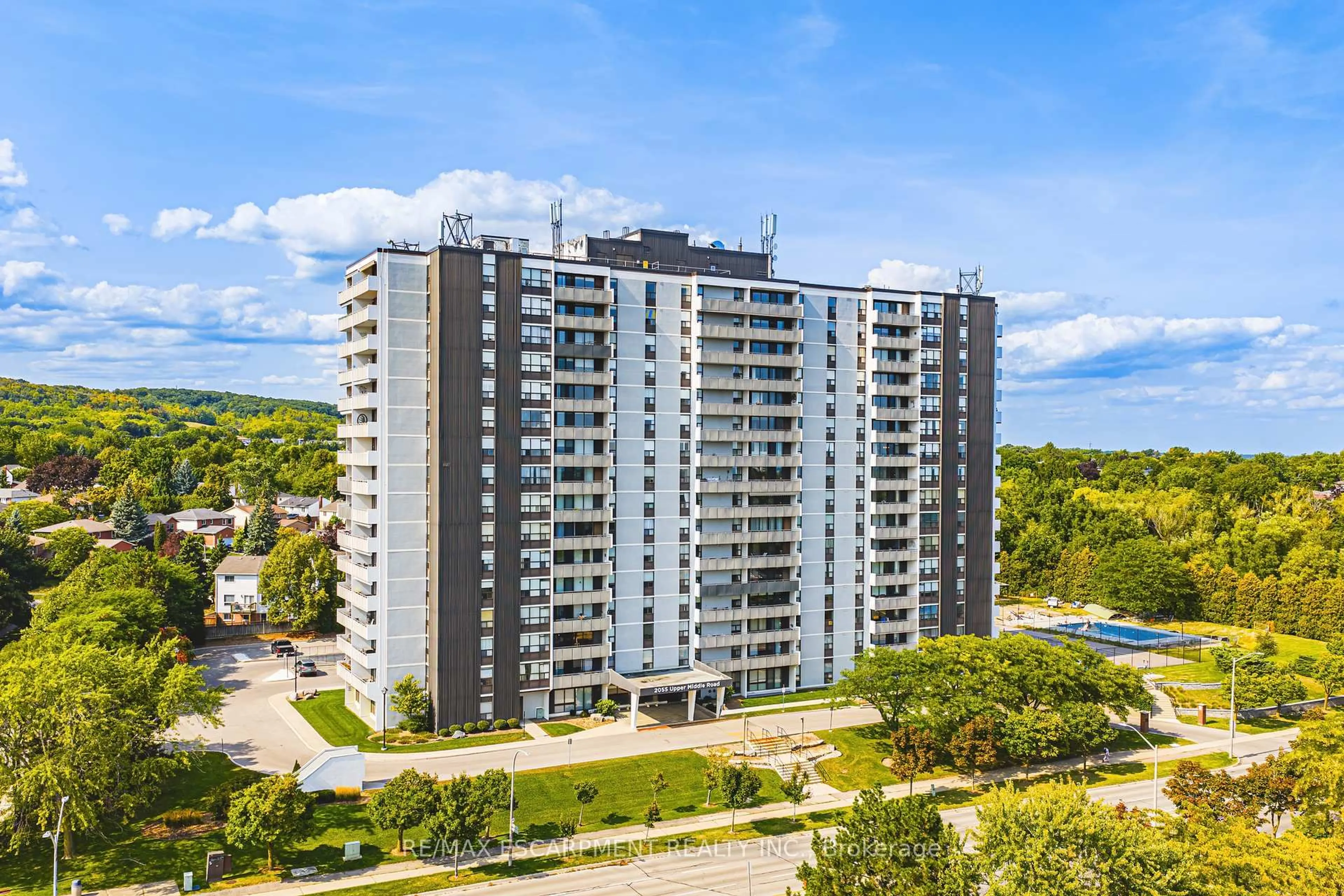 A pic from outside/outdoor area/front of a property/back of a property/a pic from drone, building for 2055 UPPER MIDDLE Rd #509, Burlington Ontario L7P 3P4
