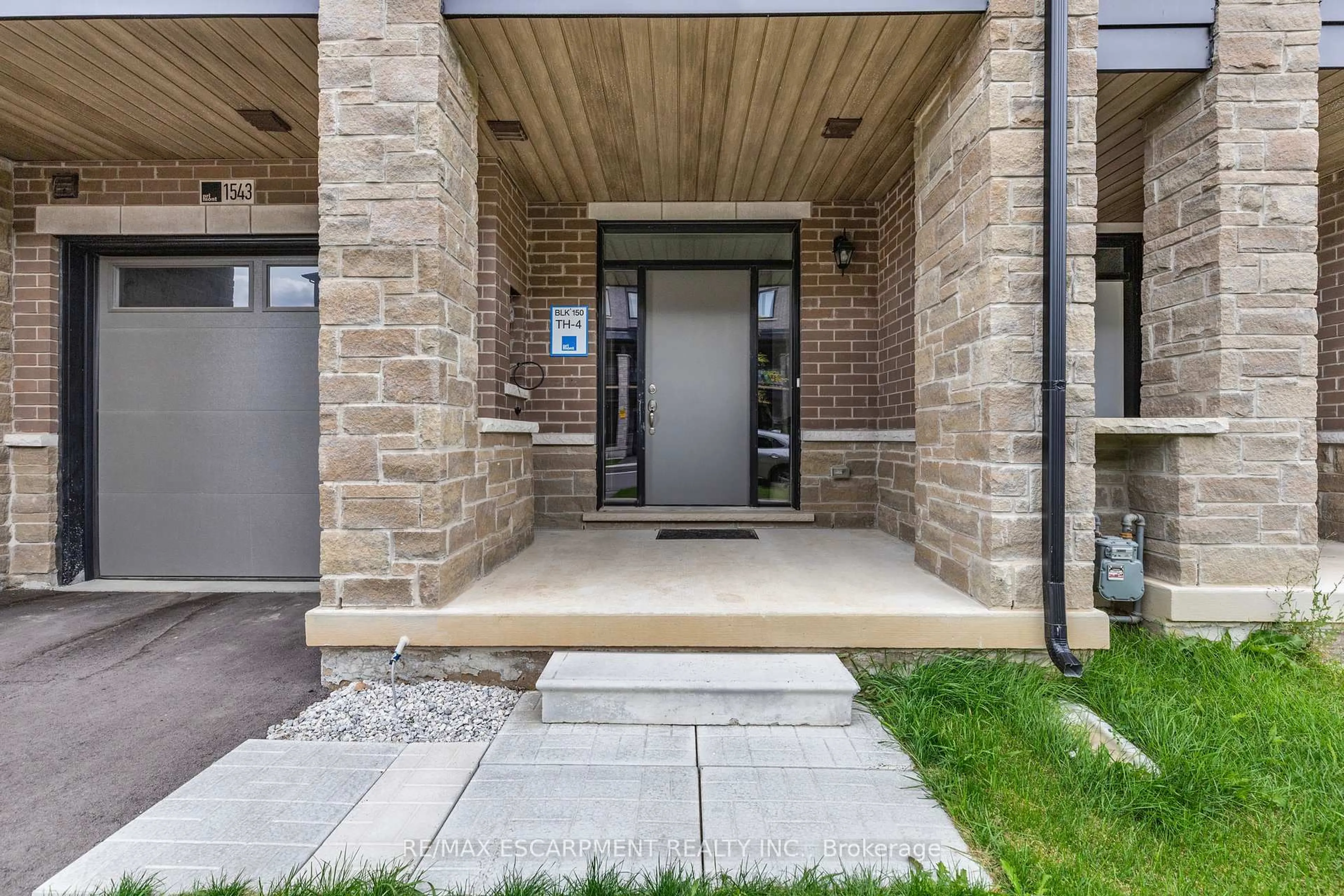 Indoor entryway for 1543 Hilson Hts, Milton Ontario L9T 7E7