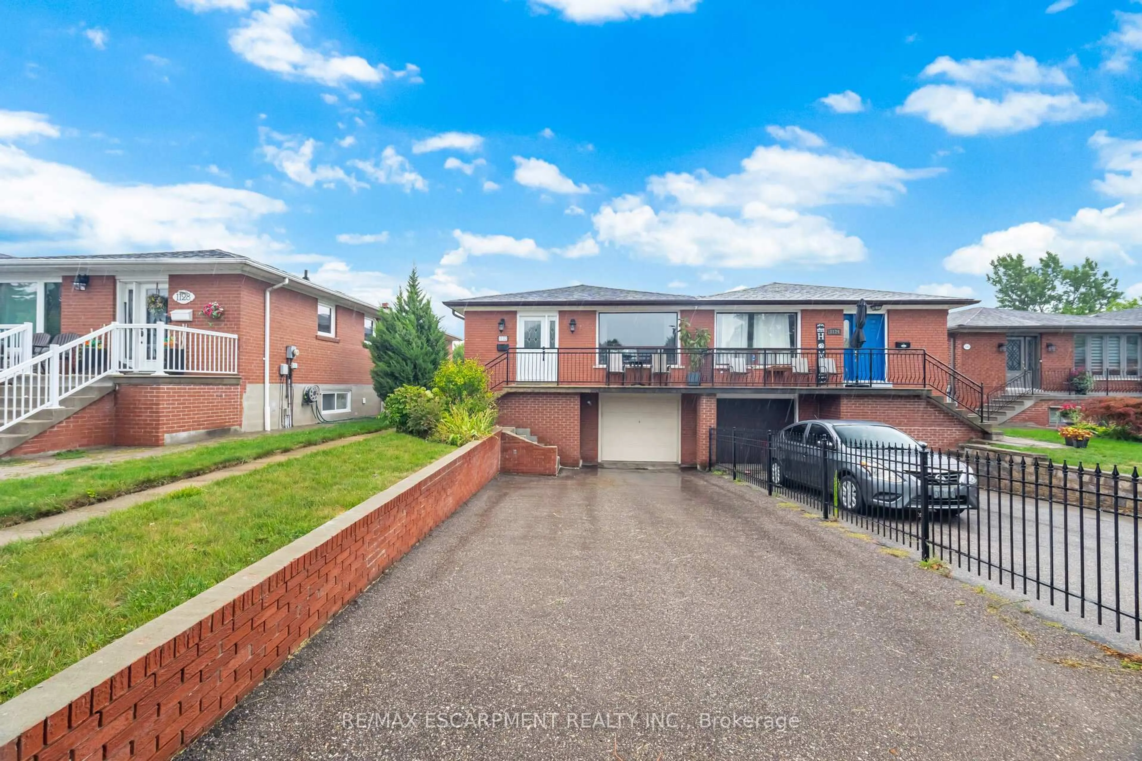 A pic from outside/outdoor area/front of a property/back of a property/a pic from drone, street for 1132 Claredale Rd, Mississauga Ontario L5G 1T6