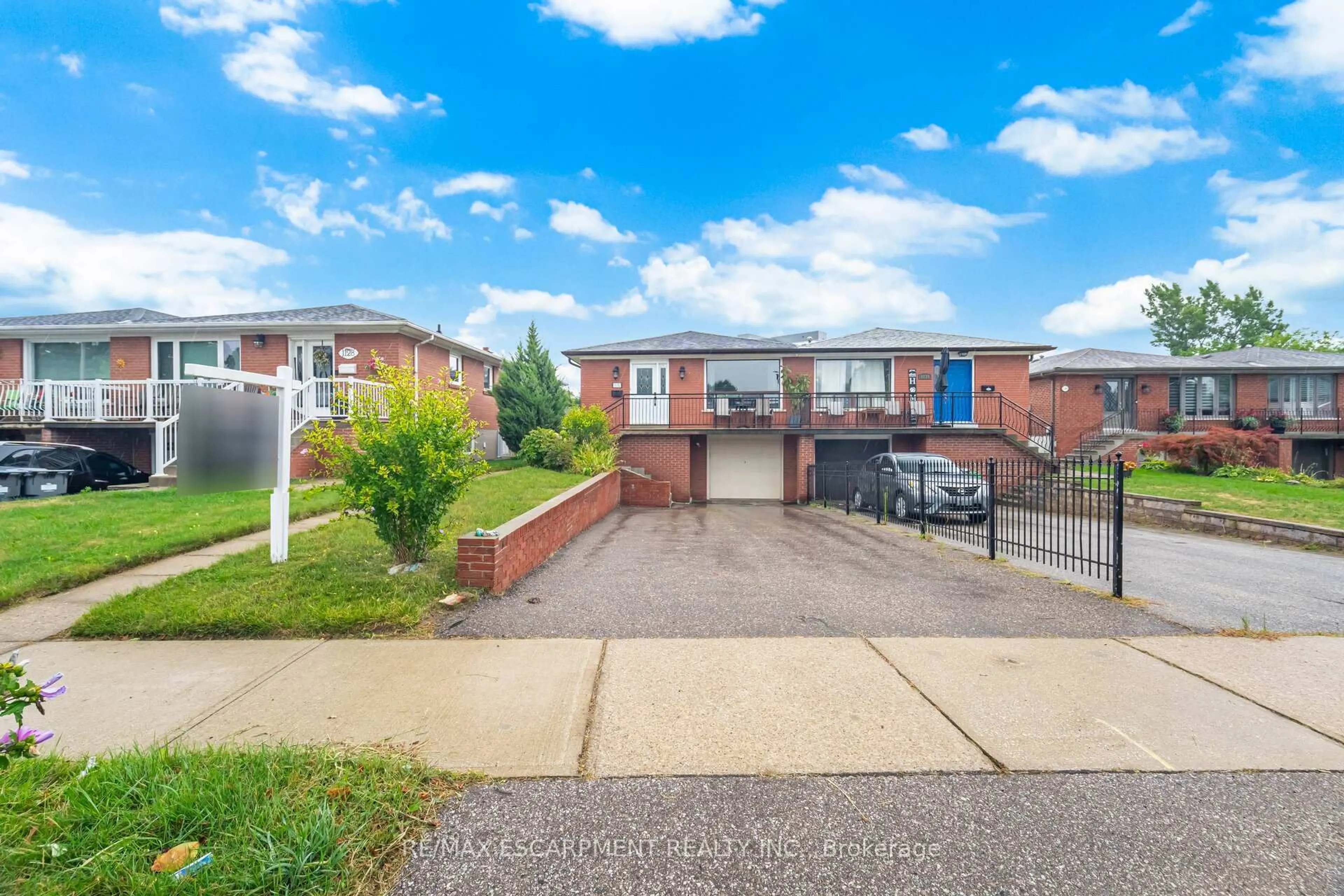 A pic from outside/outdoor area/front of a property/back of a property/a pic from drone, street for 1132 Claredale Rd, Mississauga Ontario L5G 1T6