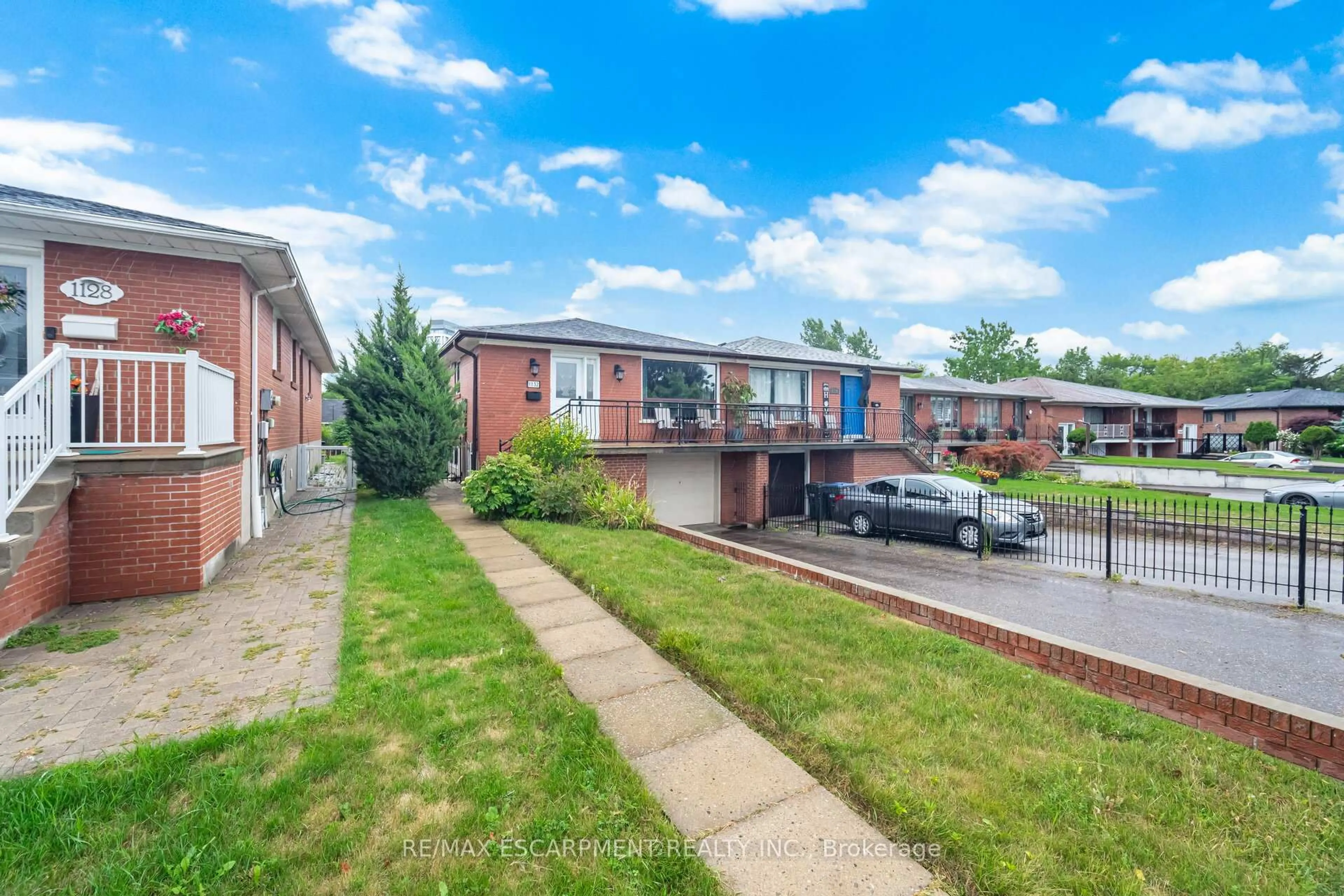 A pic from outside/outdoor area/front of a property/back of a property/a pic from drone, street for 1132 Claredale Rd, Mississauga Ontario L5G 1T6