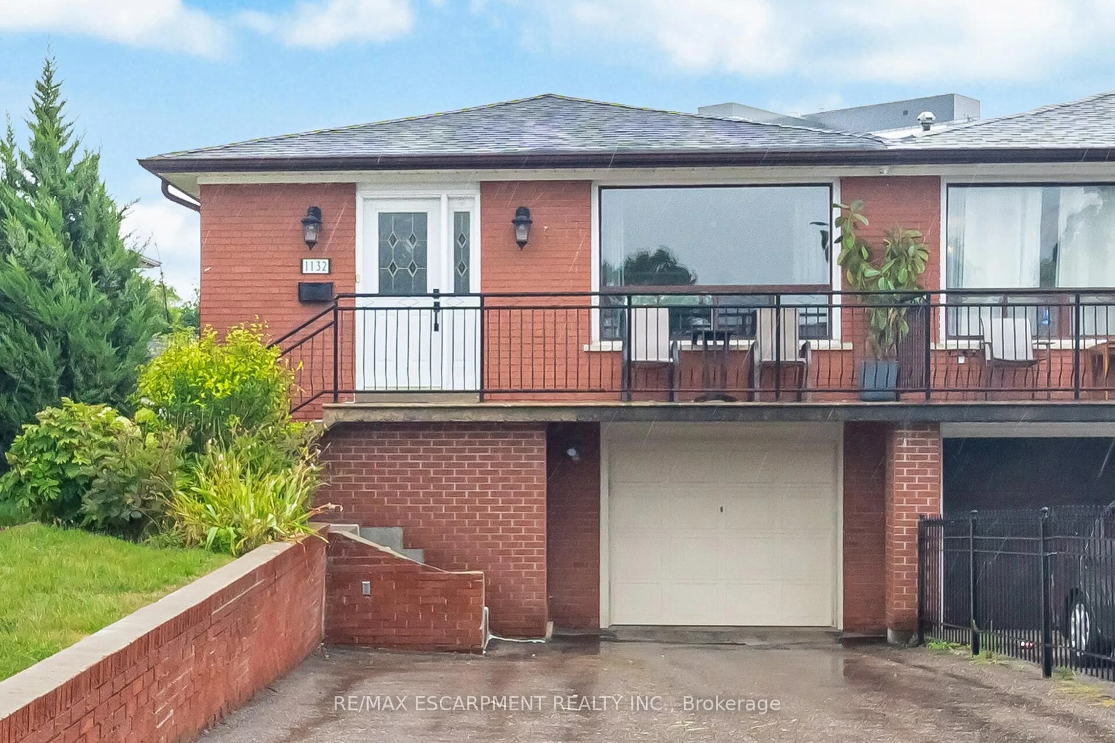 A pic from outside/outdoor area/front of a property/back of a property/a pic from drone, street for 1132 Claredale Rd, Mississauga Ontario L5G 1T6