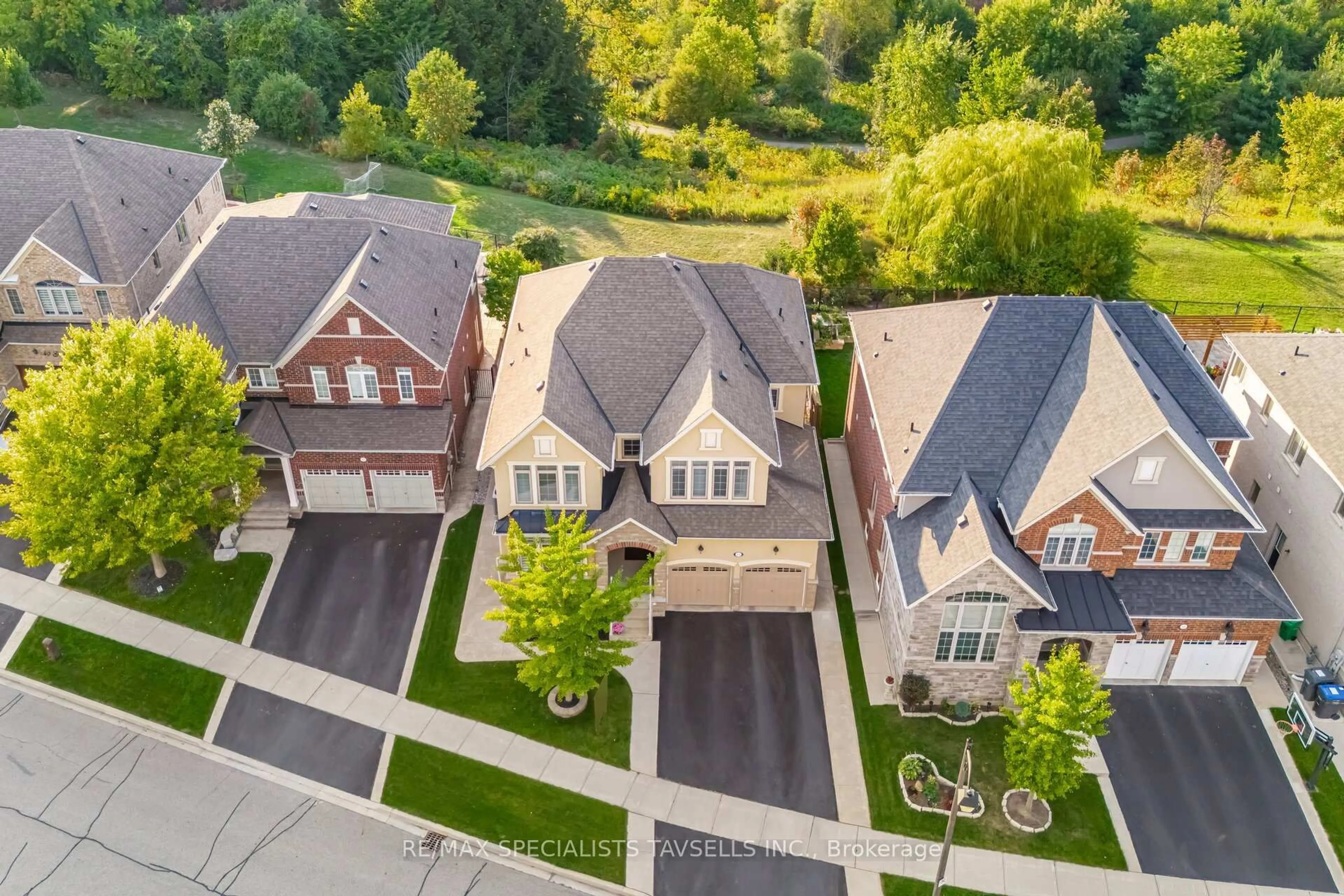 A pic from outside/outdoor area/front of a property/back of a property/a pic from drone, street for 44 Gentle Fox Dr, Caledon Ontario L7C 3S5