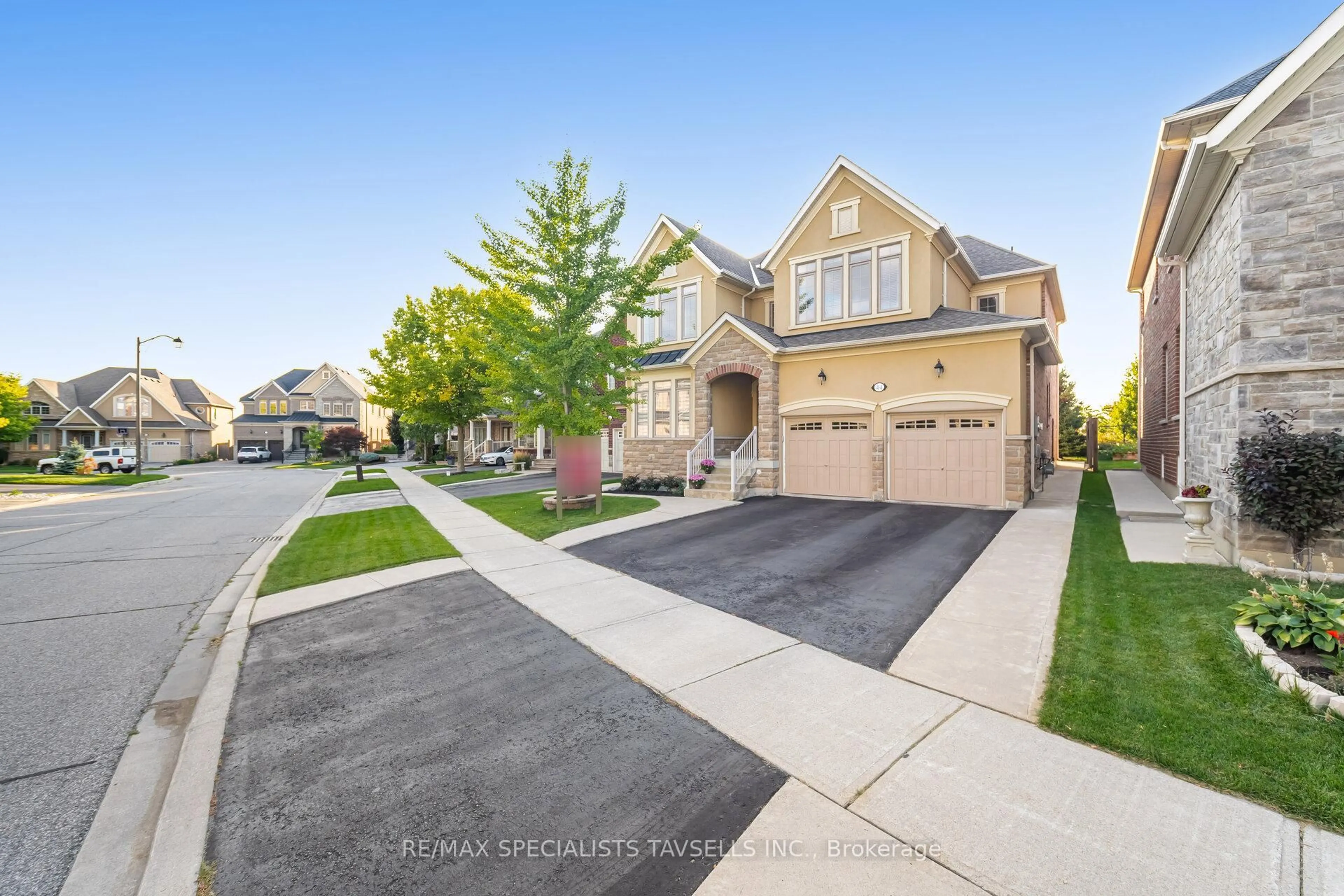 Home with vinyl exterior material, street for 44 Gentle Fox Dr, Caledon Ontario L7C 3S5