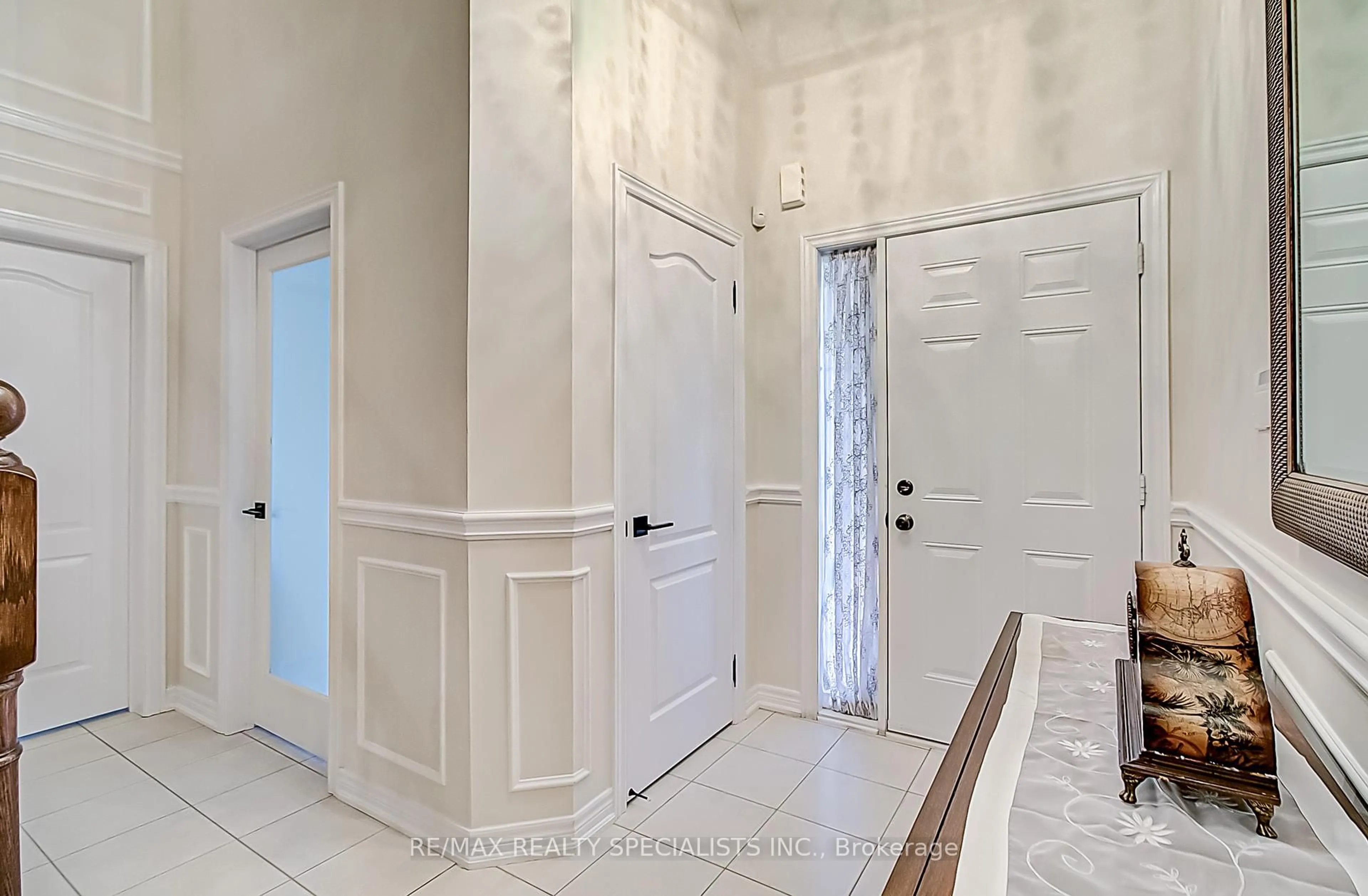 Indoor entryway for 14 Alamode Rd, Brampton Ontario L6R 3Z8