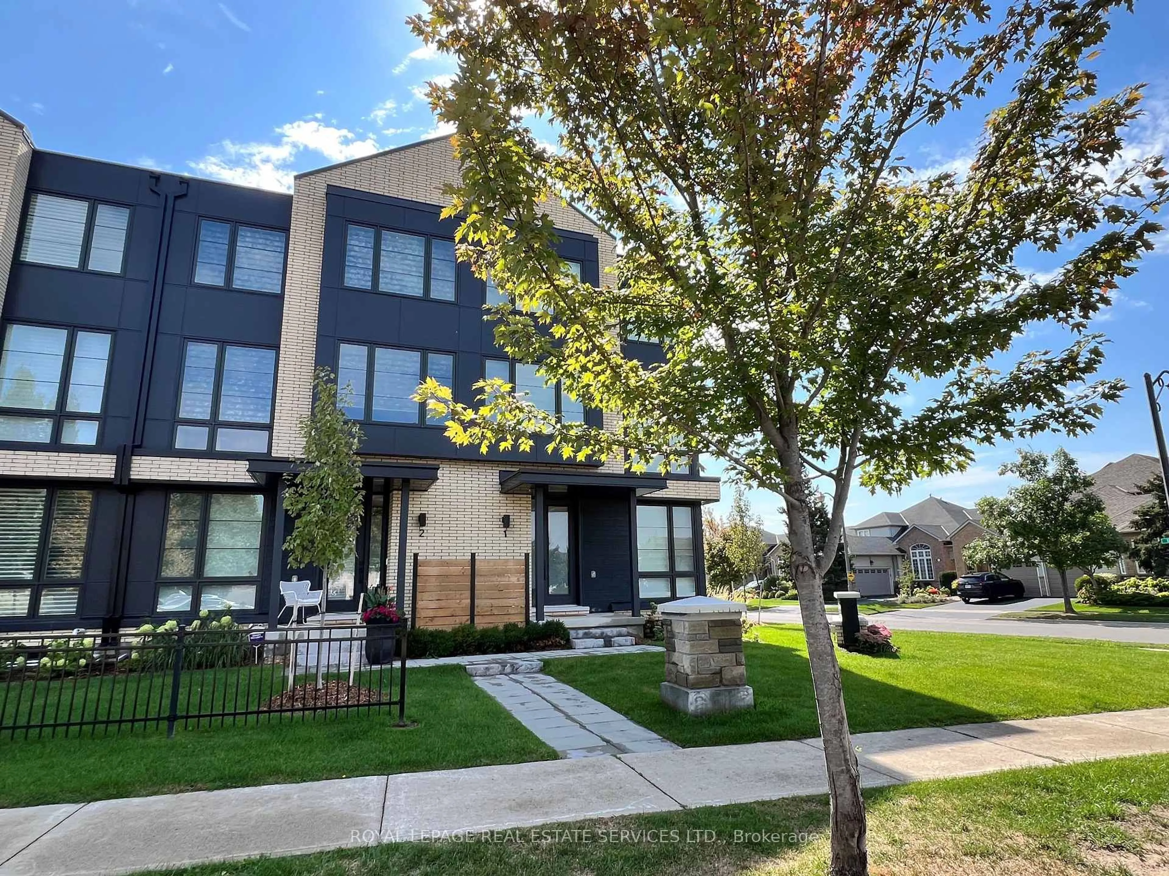 A pic from outside/outdoor area/front of a property/back of a property/a pic from drone, street for 2273 Turnberry Rd #1, Burlington Ontario L7M 2B2