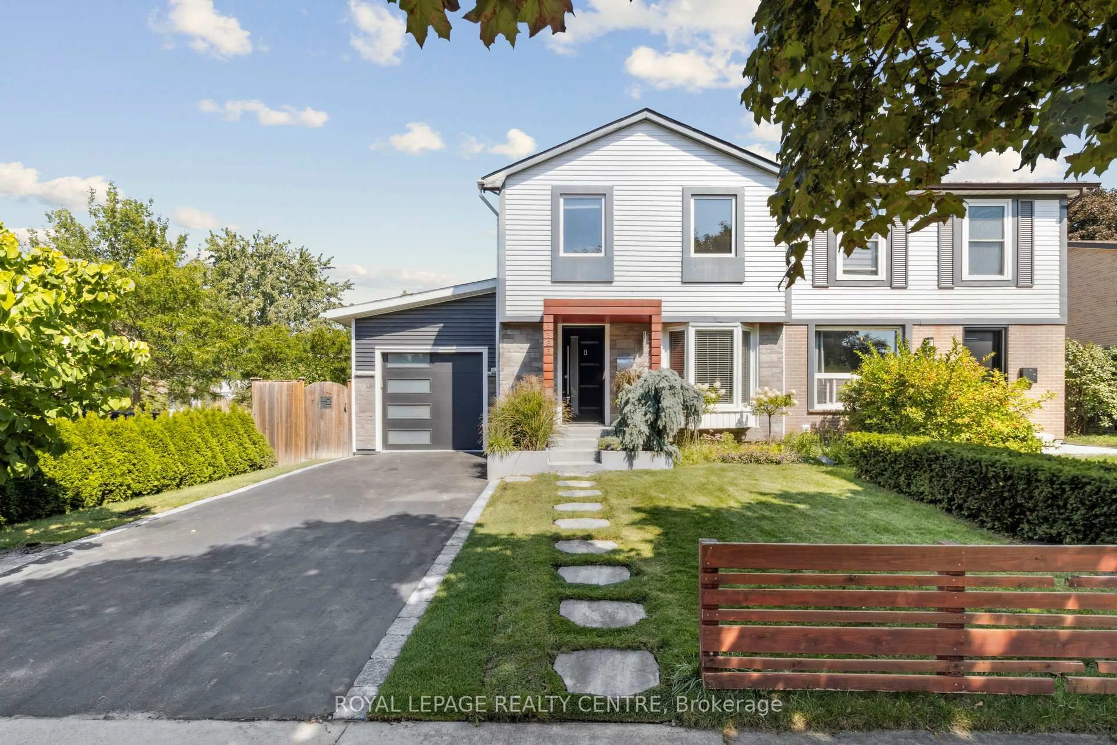 Home with brick exterior material, street for 3383 Tallmast Cres, Mississauga Ontario L5L 1H4