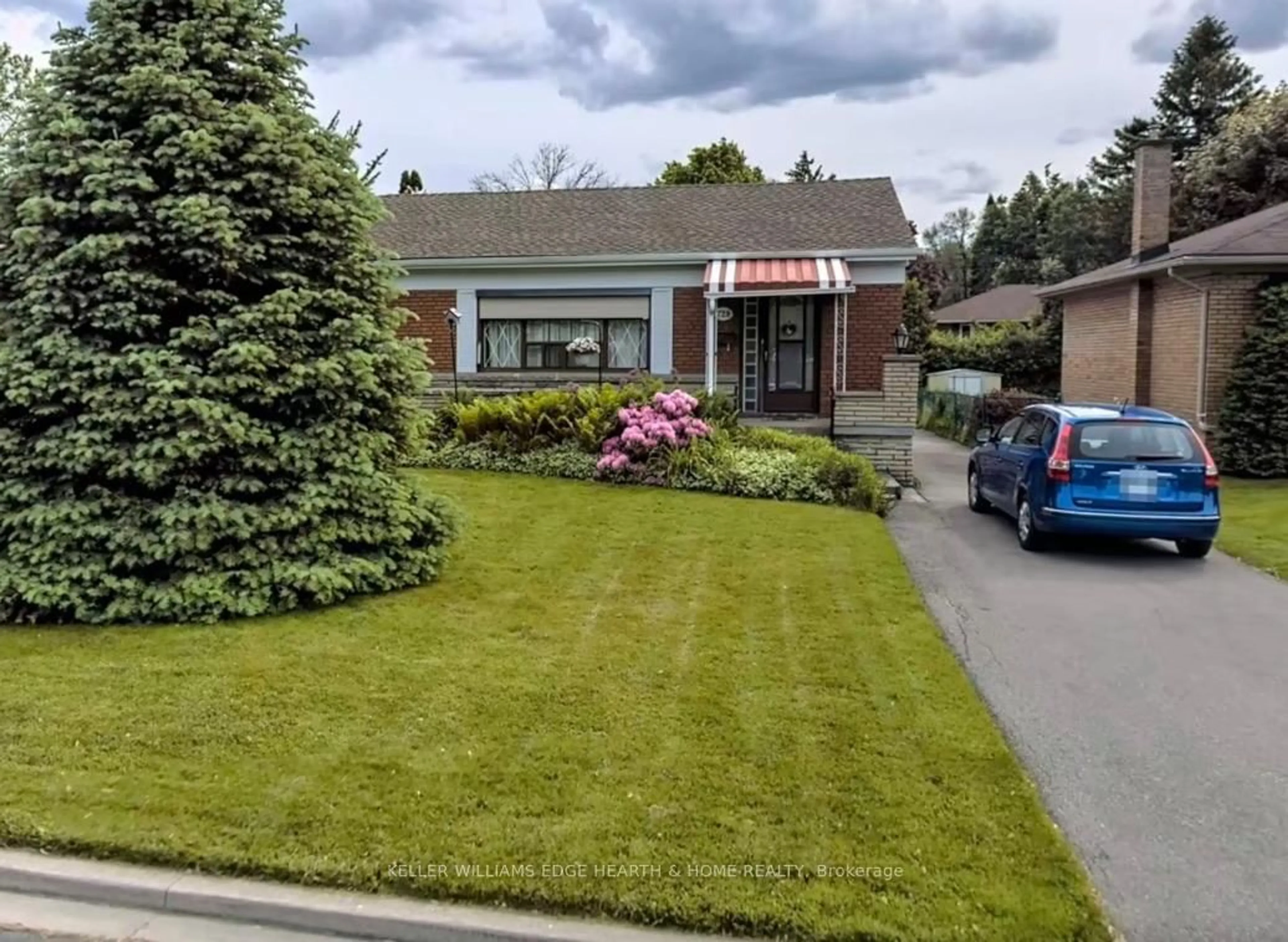 A pic from outside/outdoor area/front of a property/back of a property/a pic from drone, street for 728 Ashley Ave, Burlington Ontario L7R 2Z3