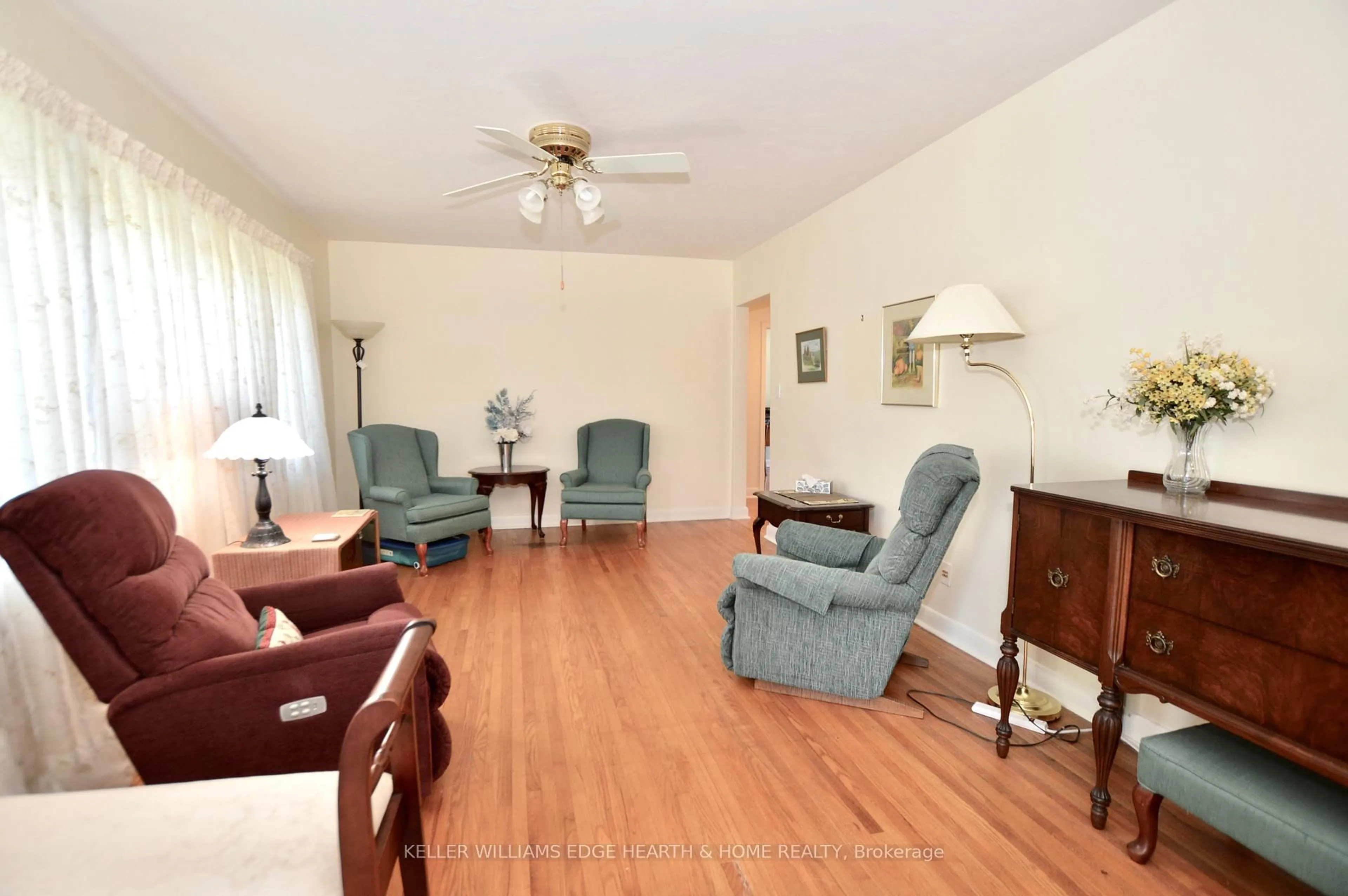 Living room with furniture, wood/laminate floor for 728 Ashley Ave, Burlington Ontario L7R 2Z3