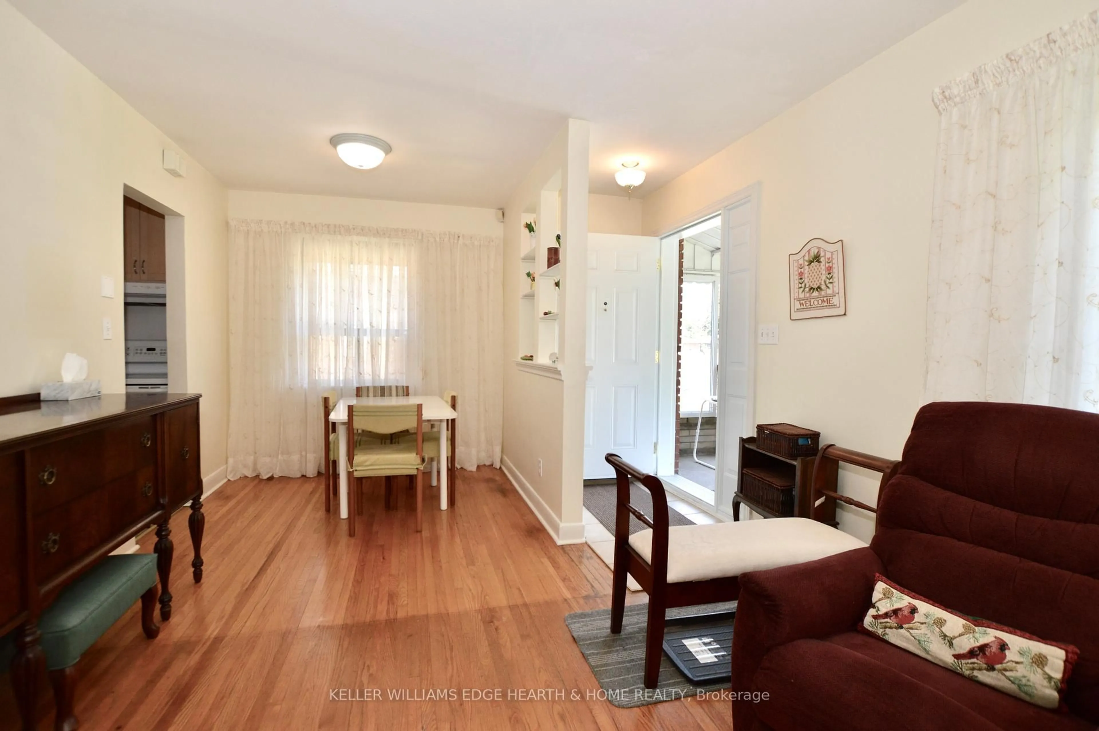 Living room with furniture, wood/laminate floor for 728 Ashley Ave, Burlington Ontario L7R 2Z3