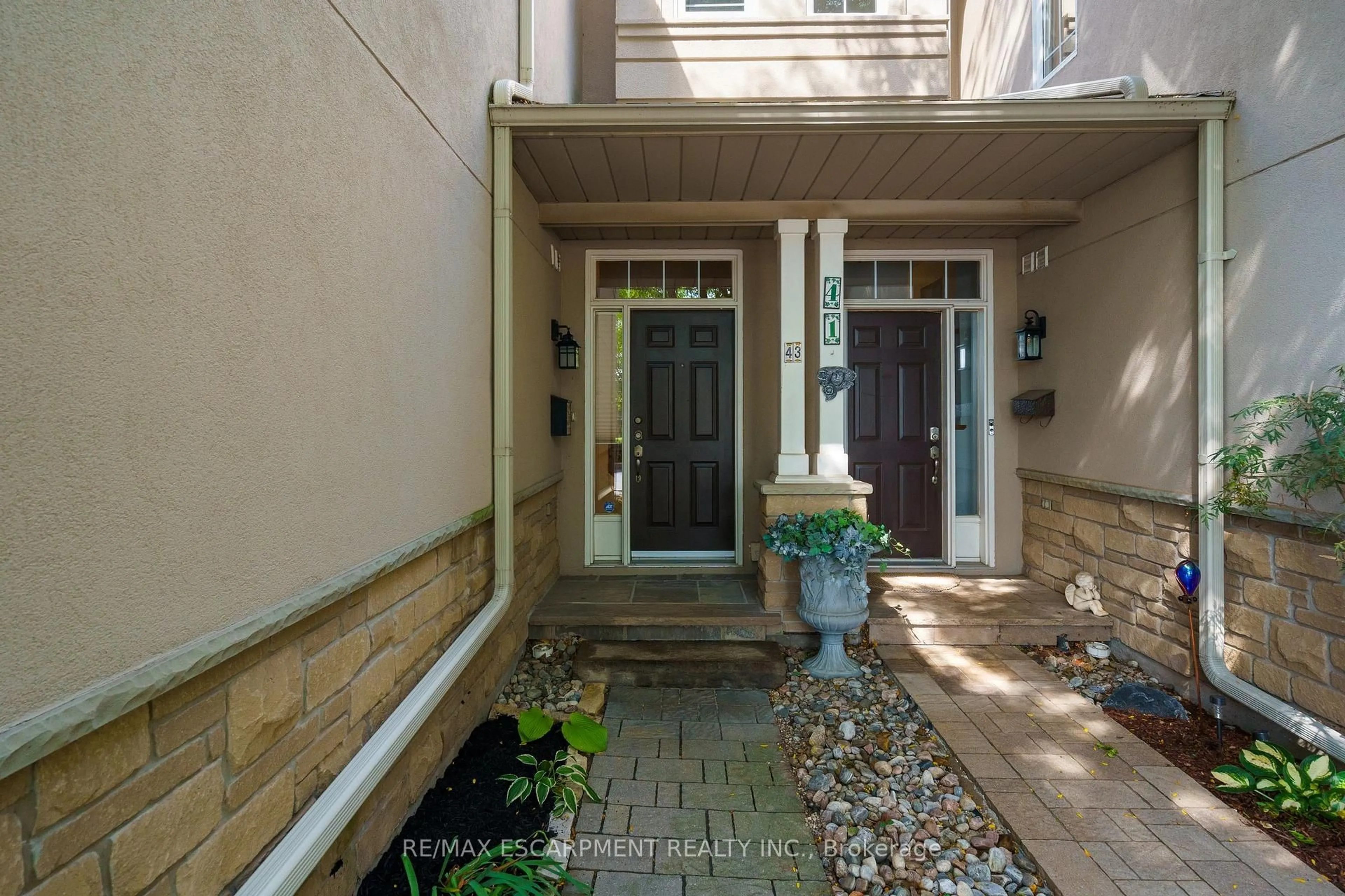Indoor entryway for 43 Fairwood Pl, Burlington Ontario L7T 1E4