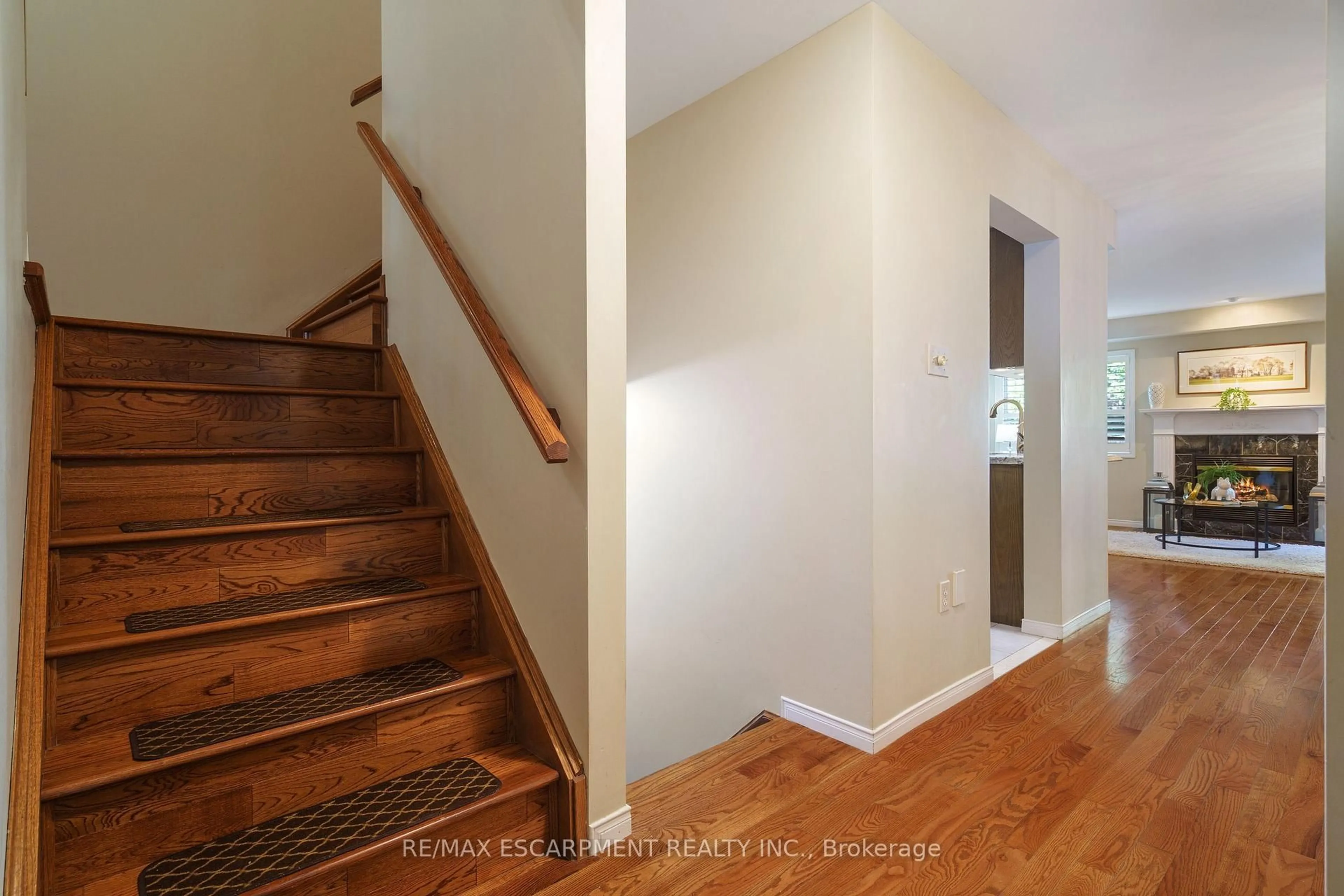 Indoor entryway for 43 Fairwood Pl, Burlington Ontario L7T 1E4