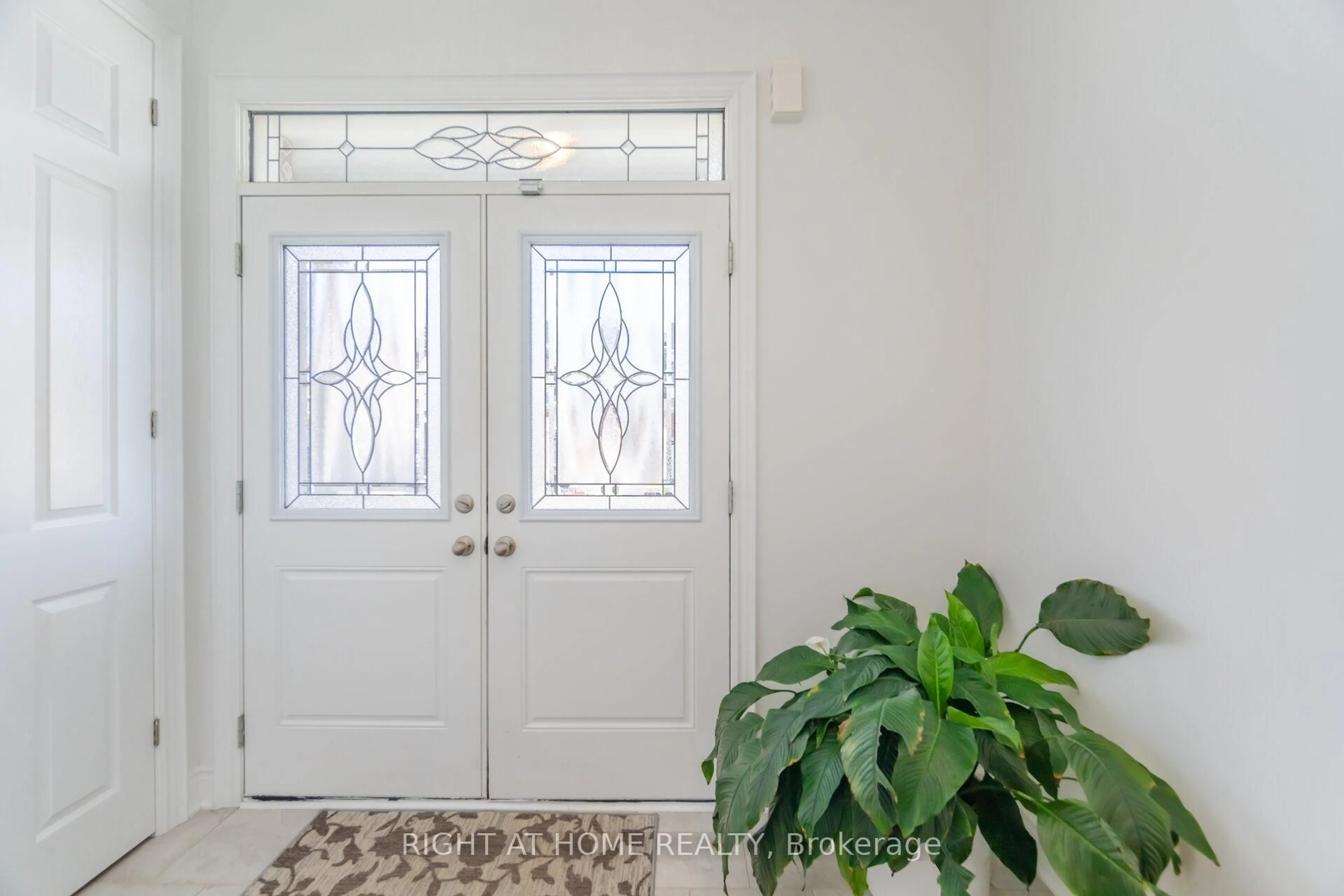 Indoor entryway for 453 Boyd Lane, Milton Ontario L9E 1X2