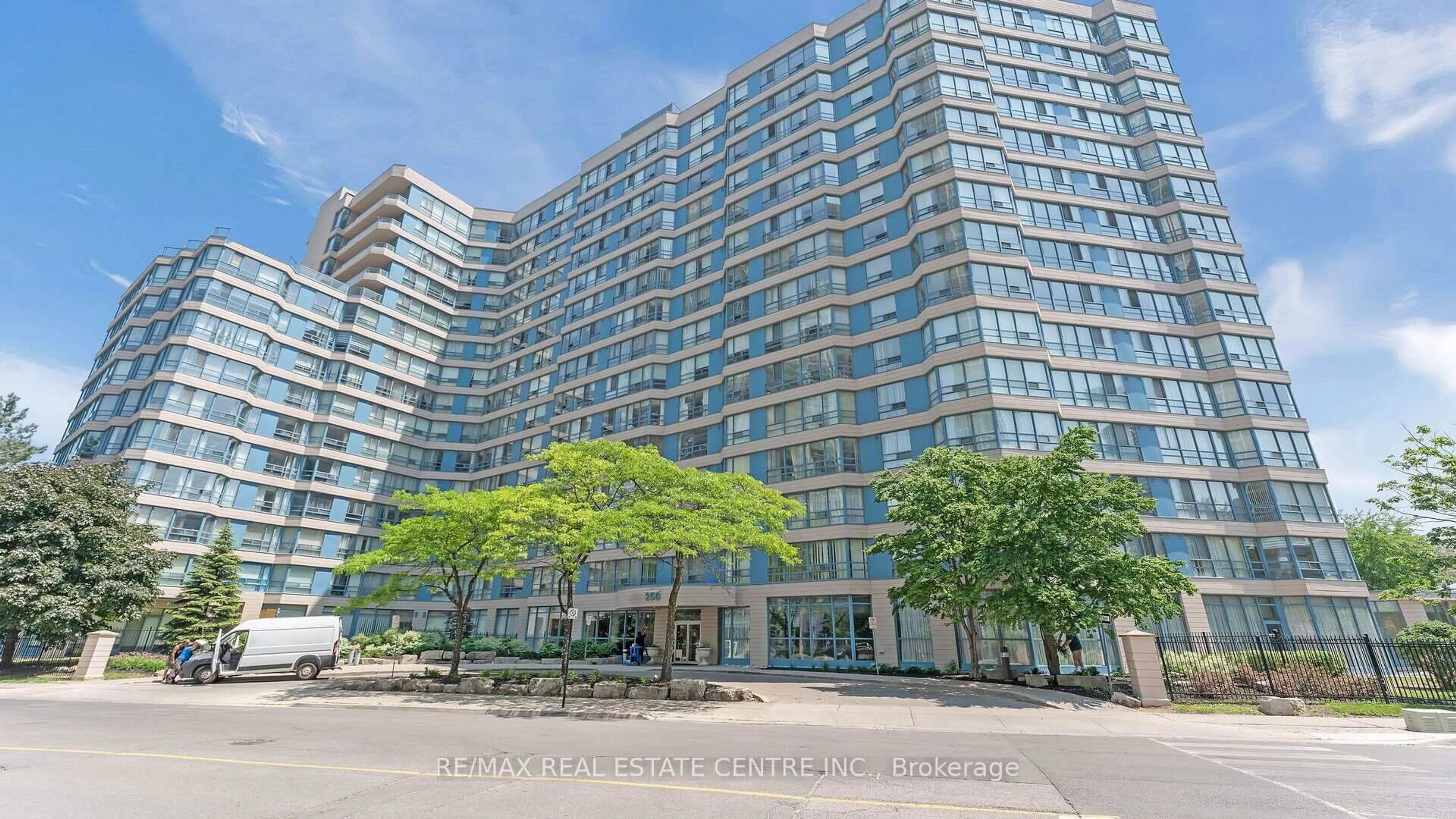 Indoor foyer for 250 Webb Dr #612, Mississauga Ontario L5B 3Z4