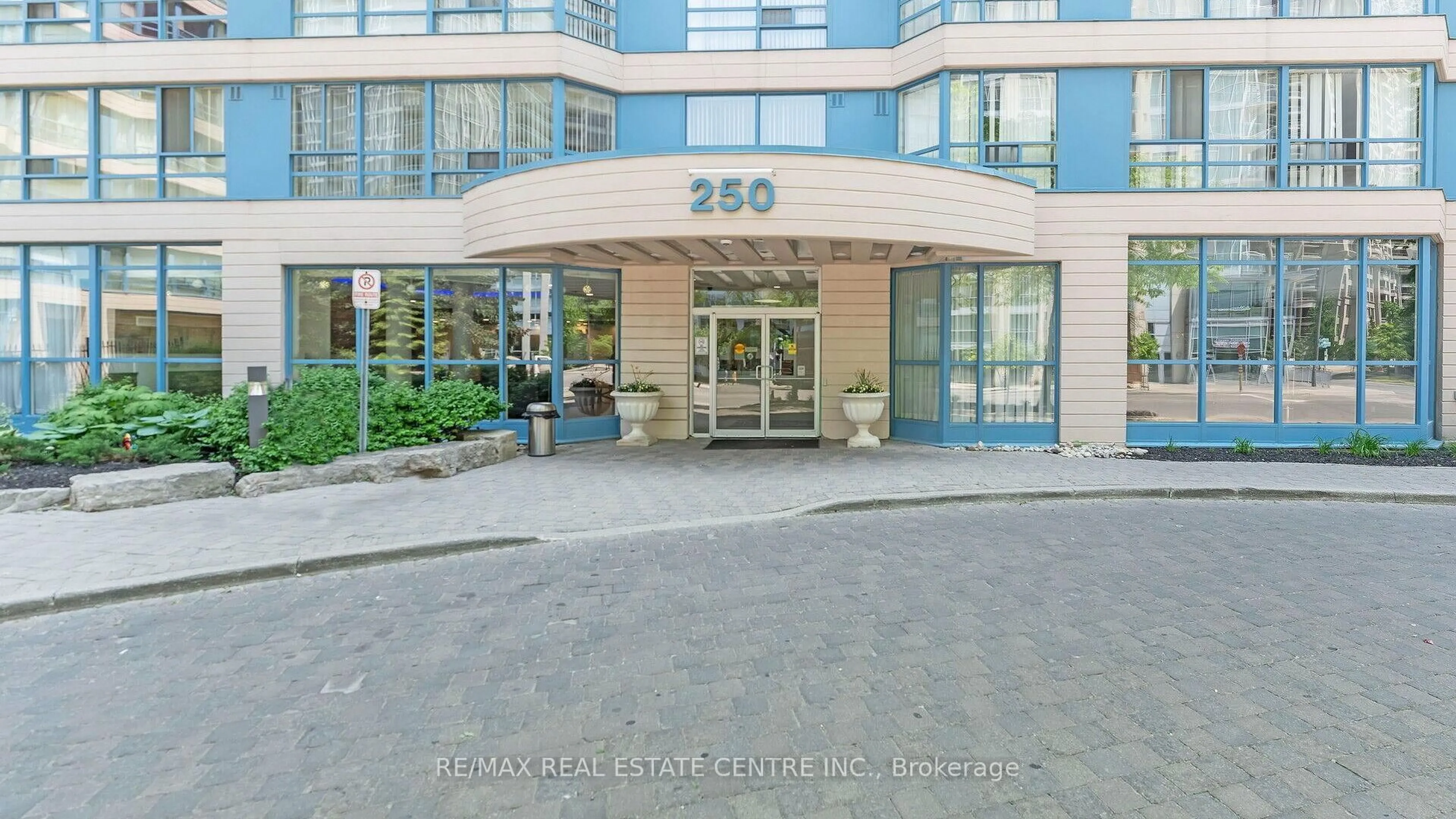 Indoor foyer for 250 Webb Dr #612, Mississauga Ontario L5B 3Z4