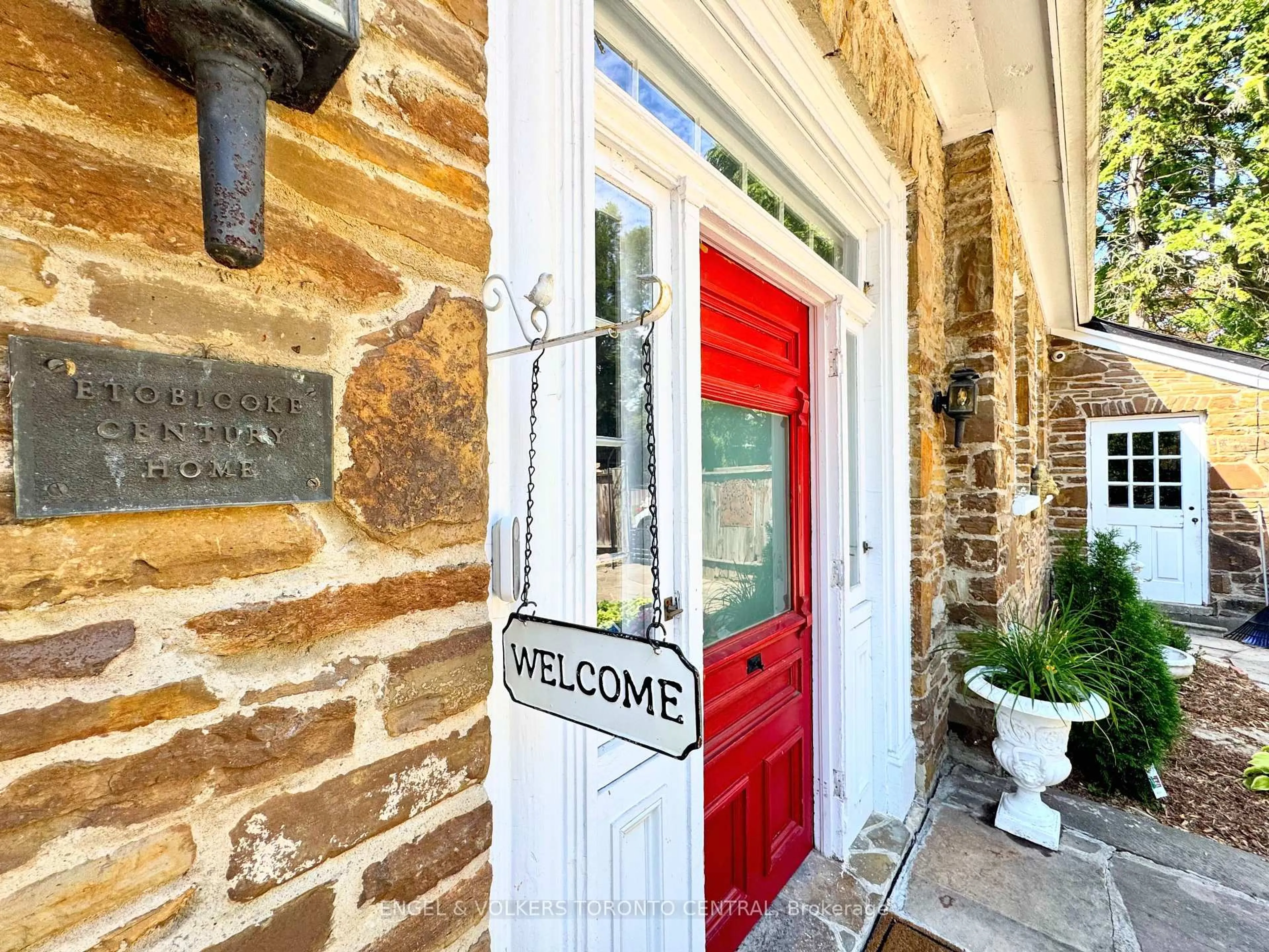Indoor entryway for 85 Yorkleigh Ave, Toronto Ontario M9P 1Y3