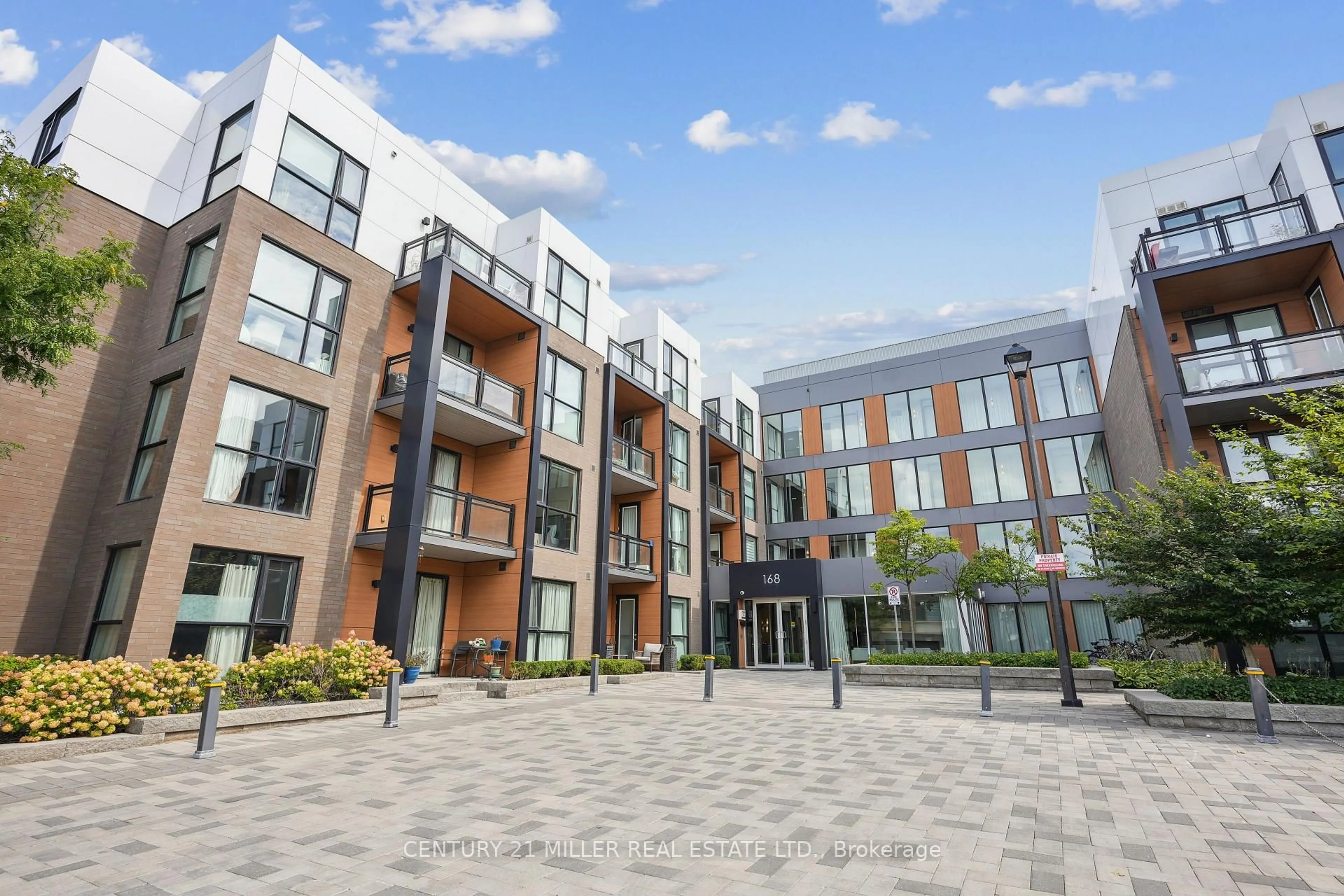 Patio, building for 168 Sabina Dr #306, Oakville Ontario L6H 0W5