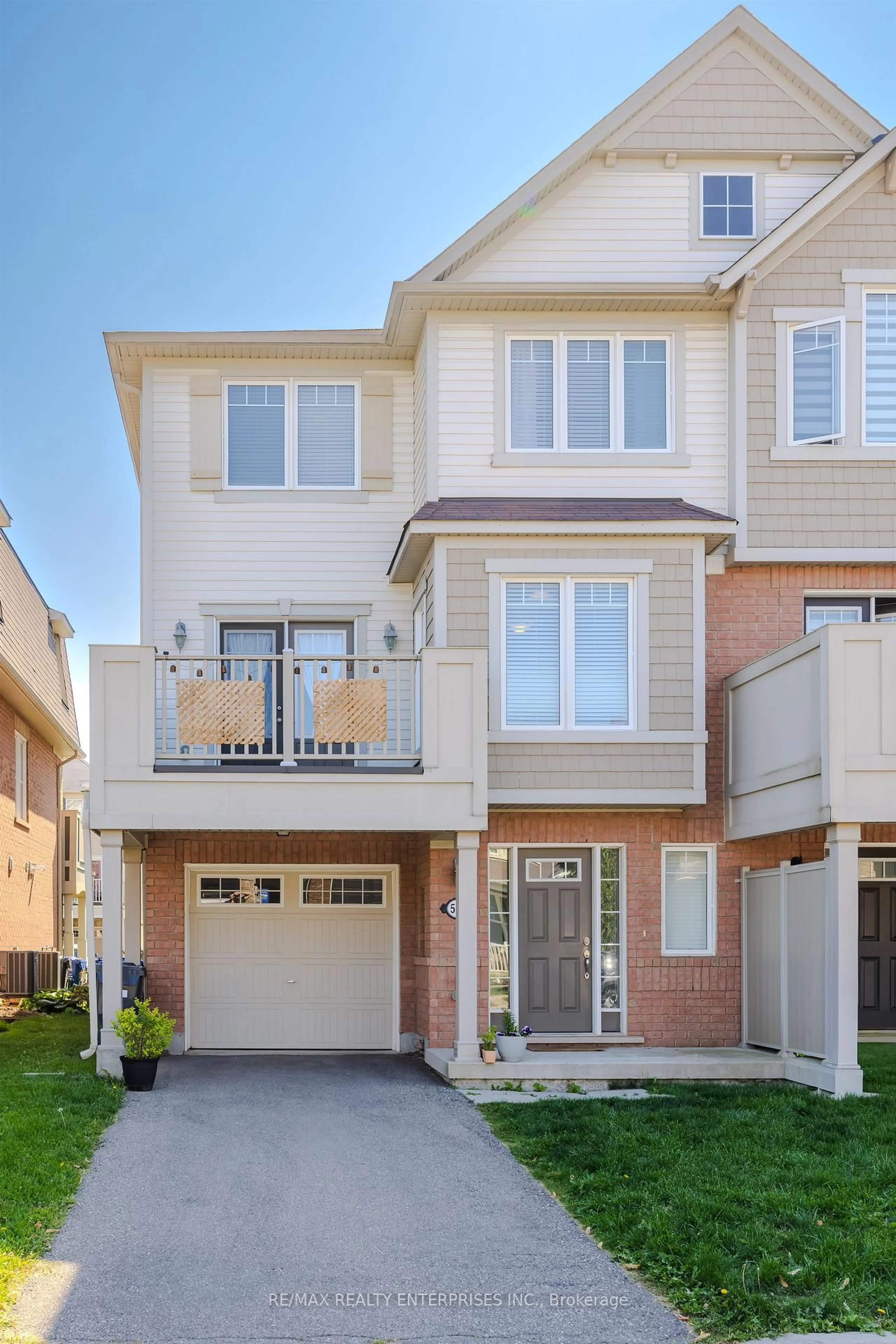 Home with vinyl exterior material, street for 568 Attenborough Terr, Milton Ontario L9T 8H6
