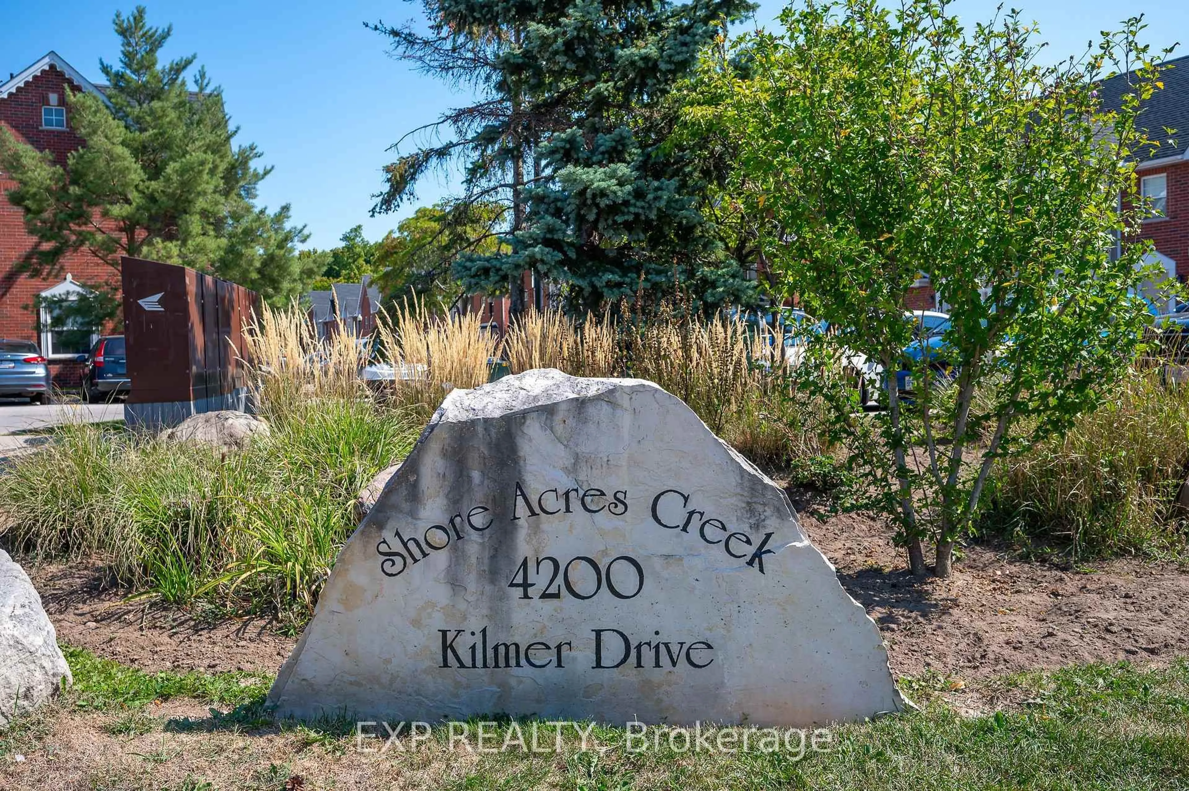 A pic from outside/outdoor area/front of a property/back of a property/a pic from drone, unknown for 4200 Kilmer Dr #64, Burlington Ontario L7M 4Y3