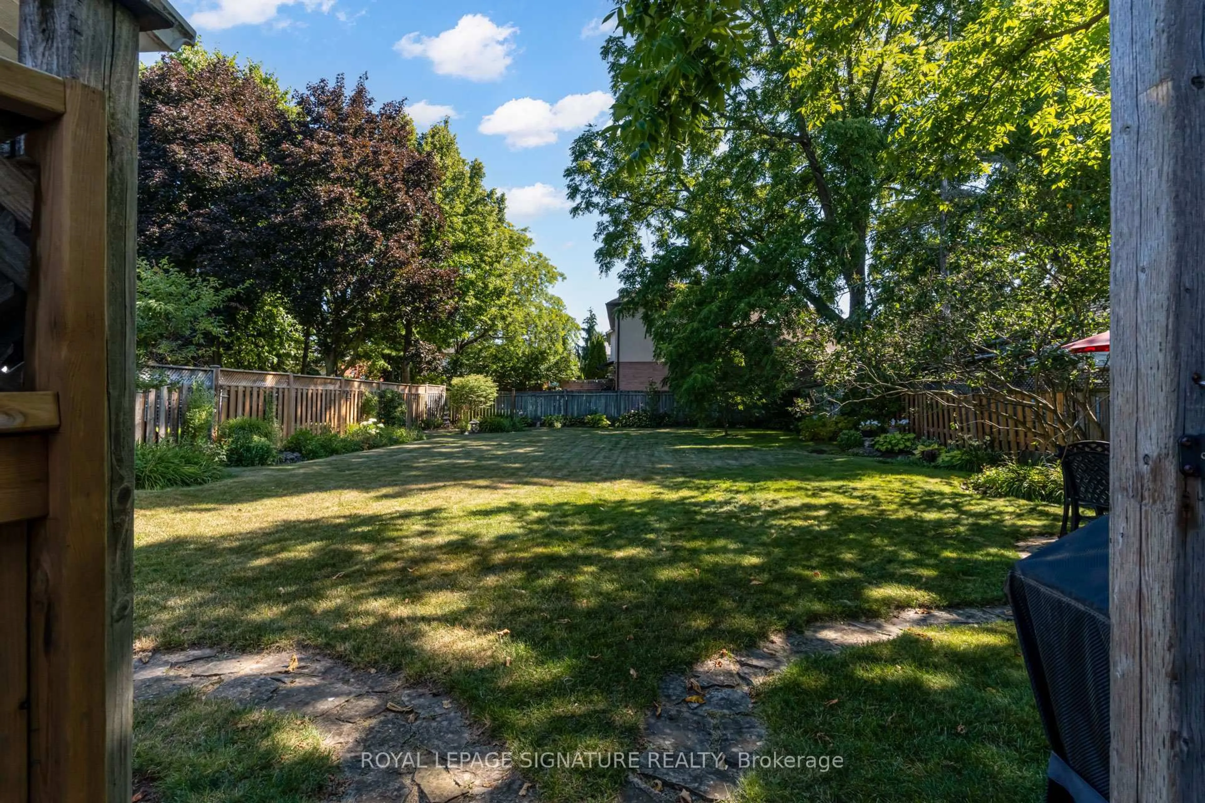 A pic from outside/outdoor area/front of a property/back of a property/a pic from drone, unknown for 755 Maple Ave, Burlington Ontario L7S 2K1