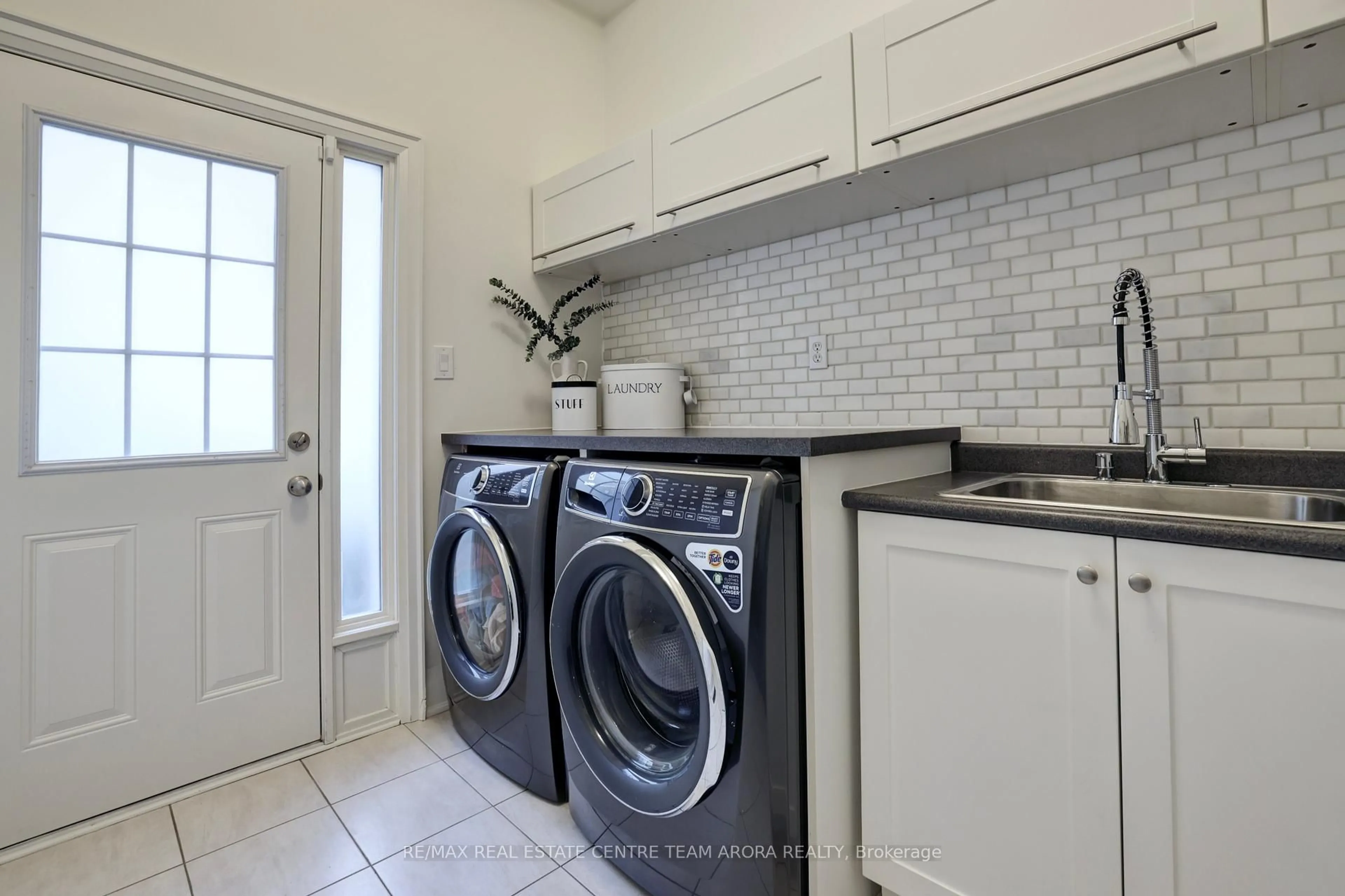 Laundry room for 150 Coastline Dr, Brampton Ontario L6Y 0S2