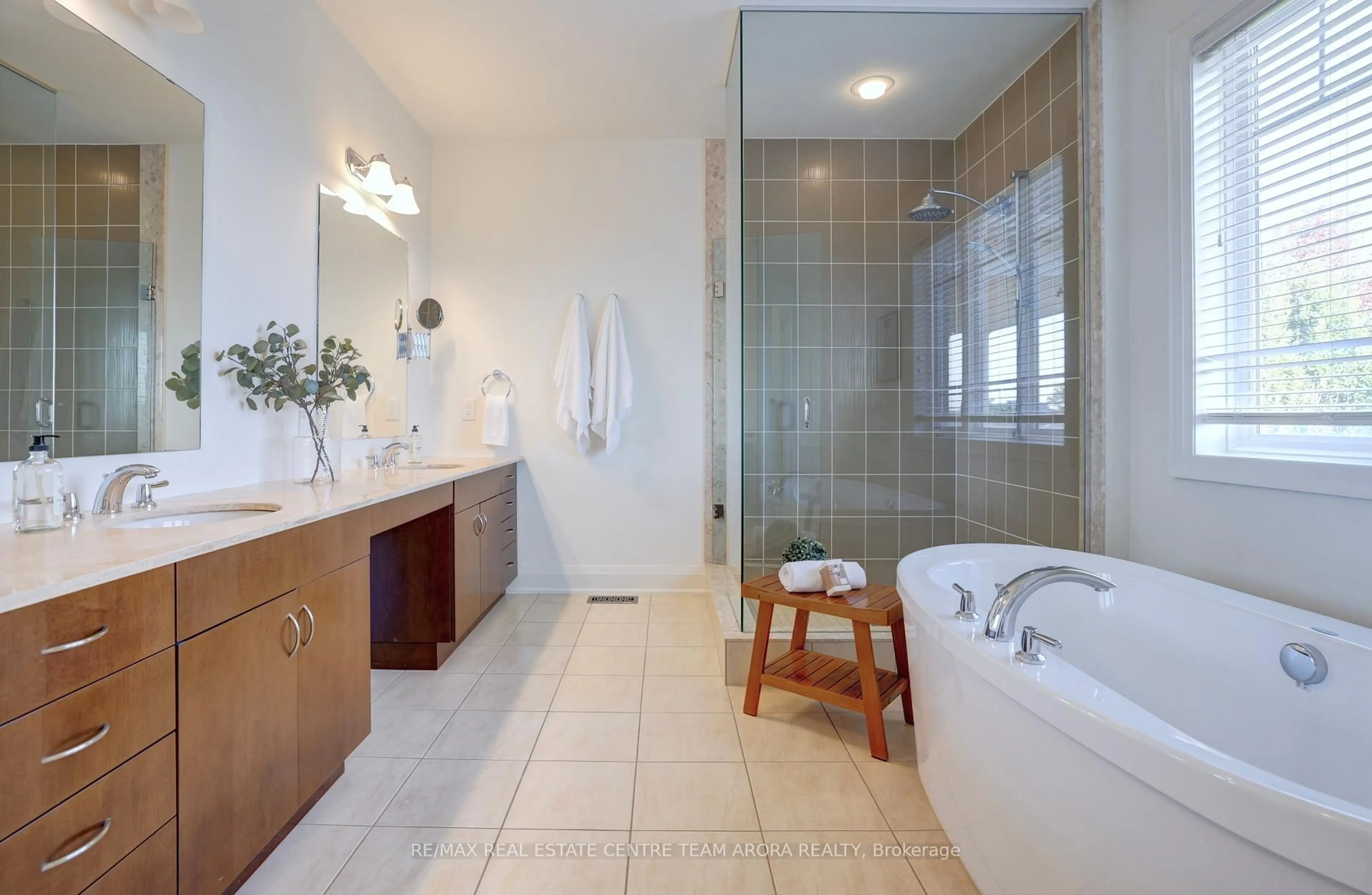 Contemporary bathroom, ceramic/tile floor for 150 Coastline Dr, Brampton Ontario L6Y 0S2