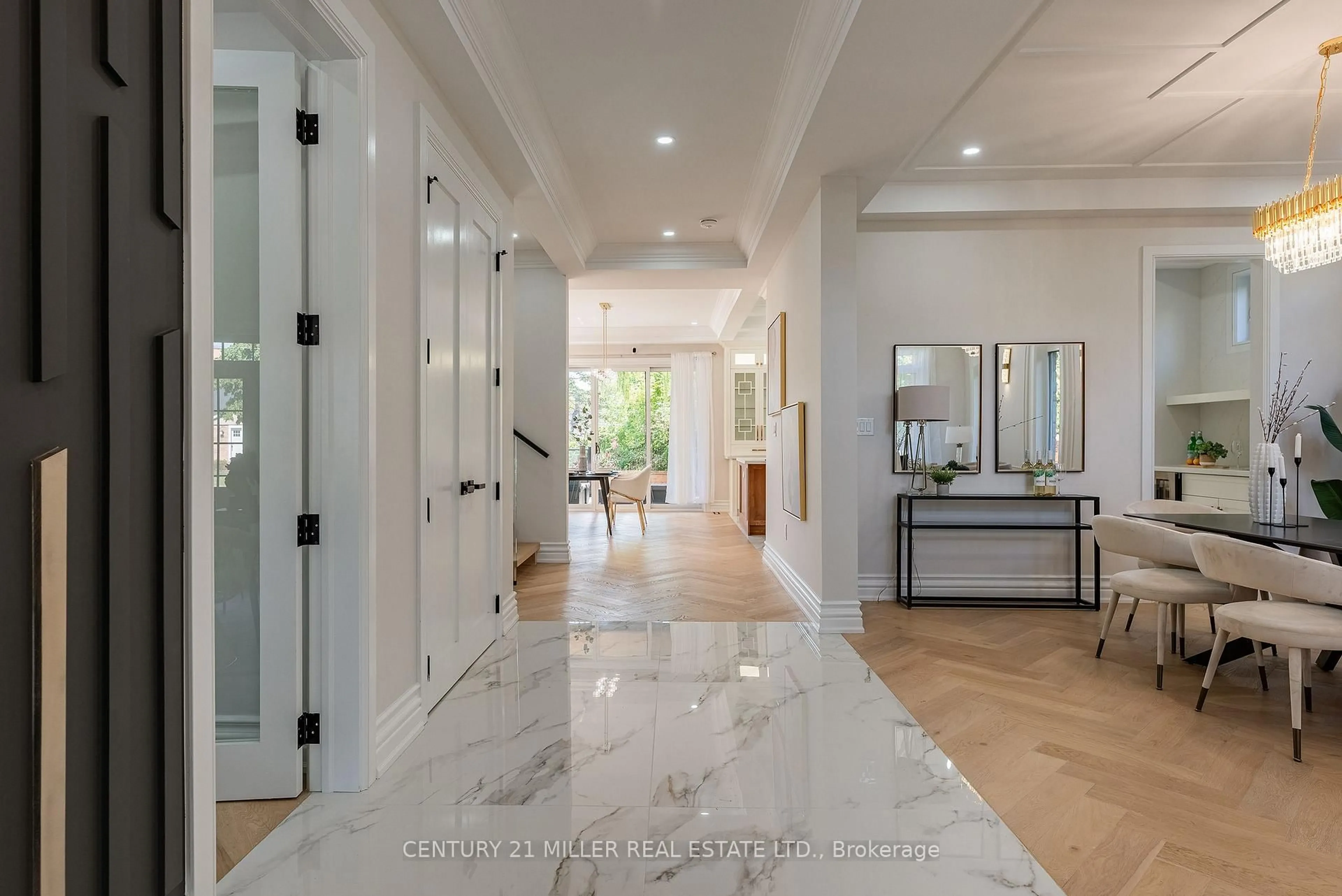 Indoor entryway for 14 Crescent Rd, Oakville Ontario L6K 1W4
