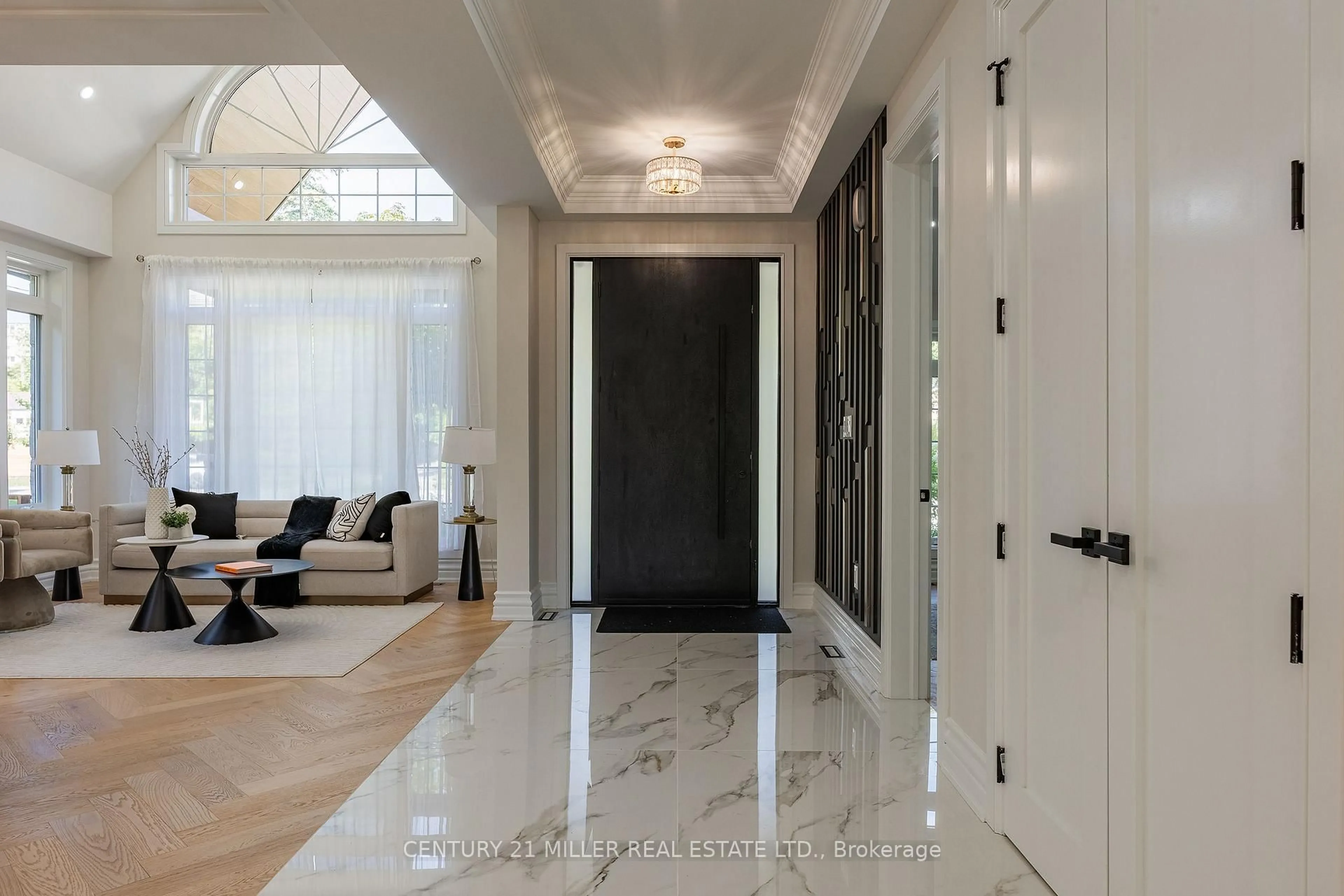 Indoor entryway for 14 Crescent Rd, Oakville Ontario L6K 1W4