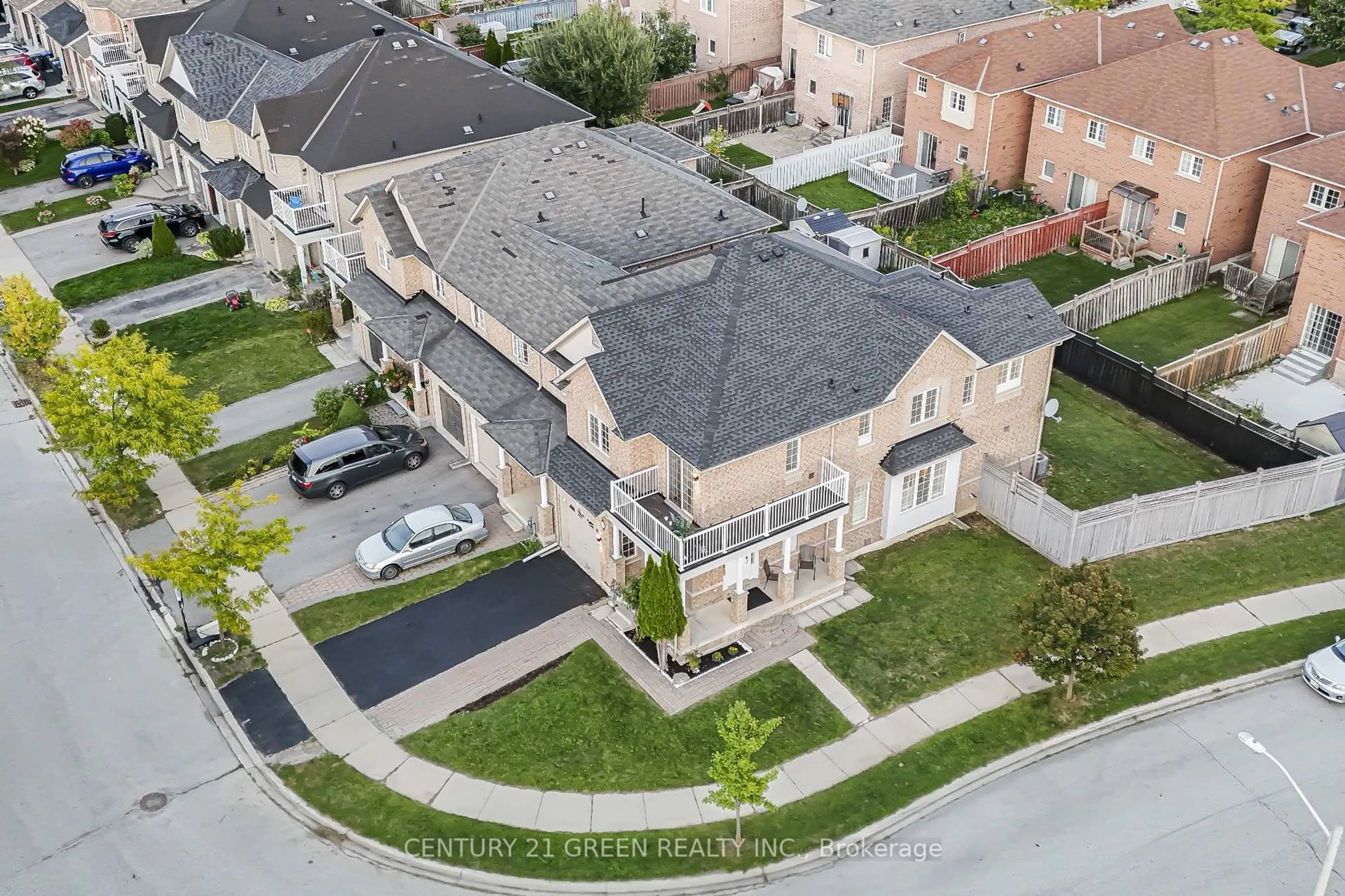 A pic from outside/outdoor area/front of a property/back of a property/a pic from drone, street for 35 Samantha Cres, Brampton Ontario L6Z 0A6