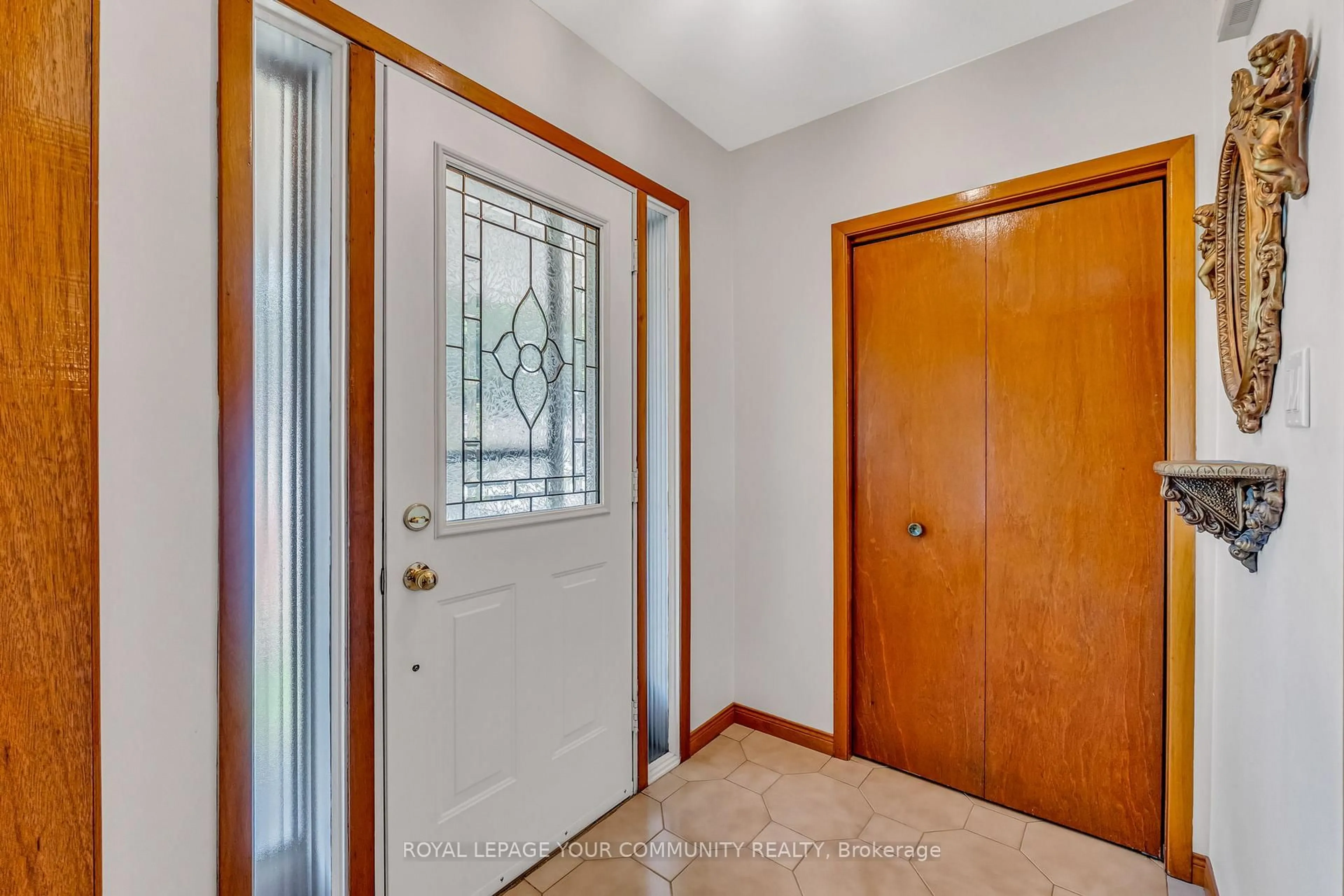Indoor entryway for 6 Hentob Crt, Toronto Ontario M9V 2X1