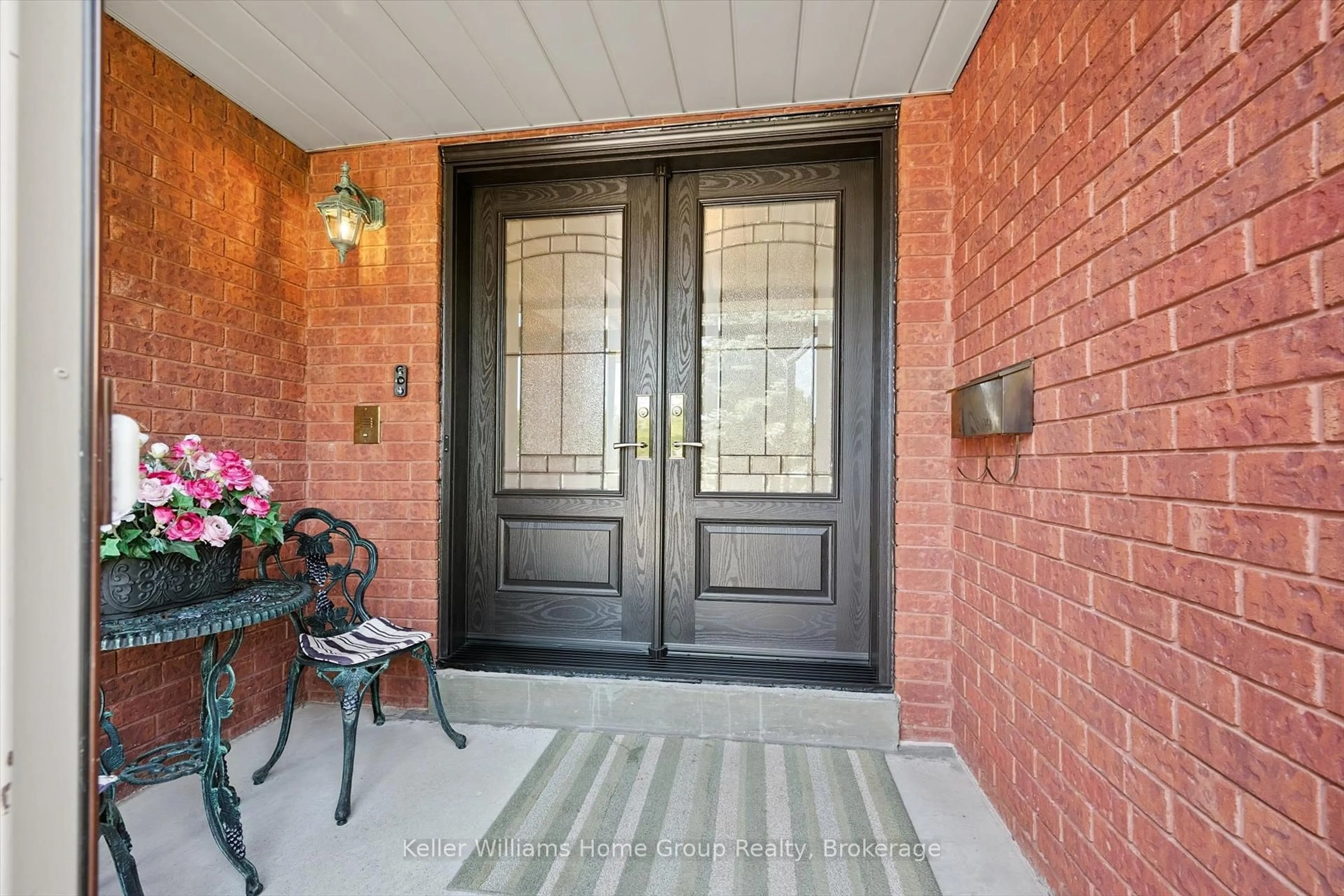 Indoor entryway for 703 Welcome Crt, Mississauga Ontario L5B 3P8
