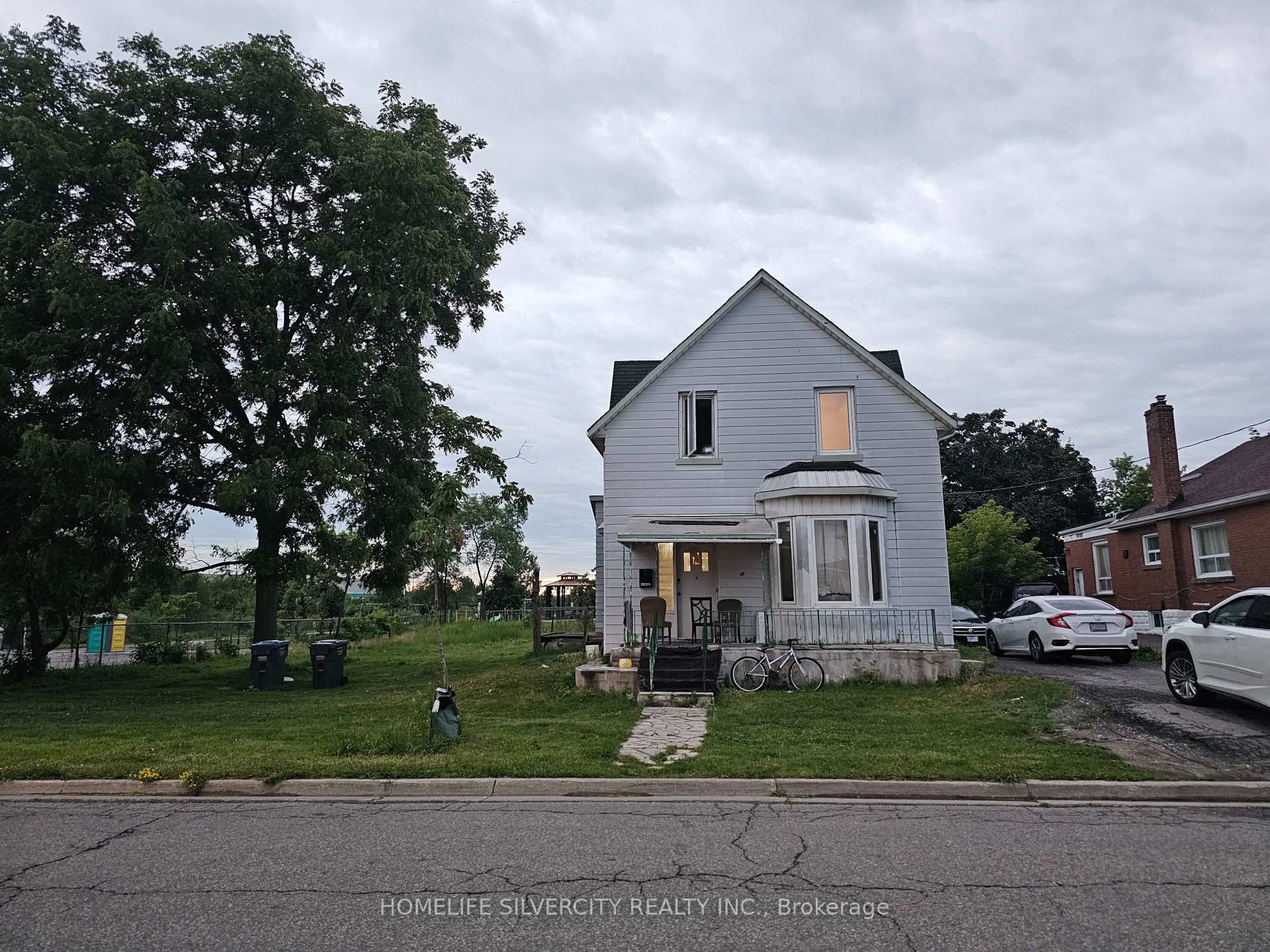 A pic from outside/outdoor area/front of a property/back of a property/a pic from drone, street for 33 Beverley St, Mississauga Ontario L4T 1E9