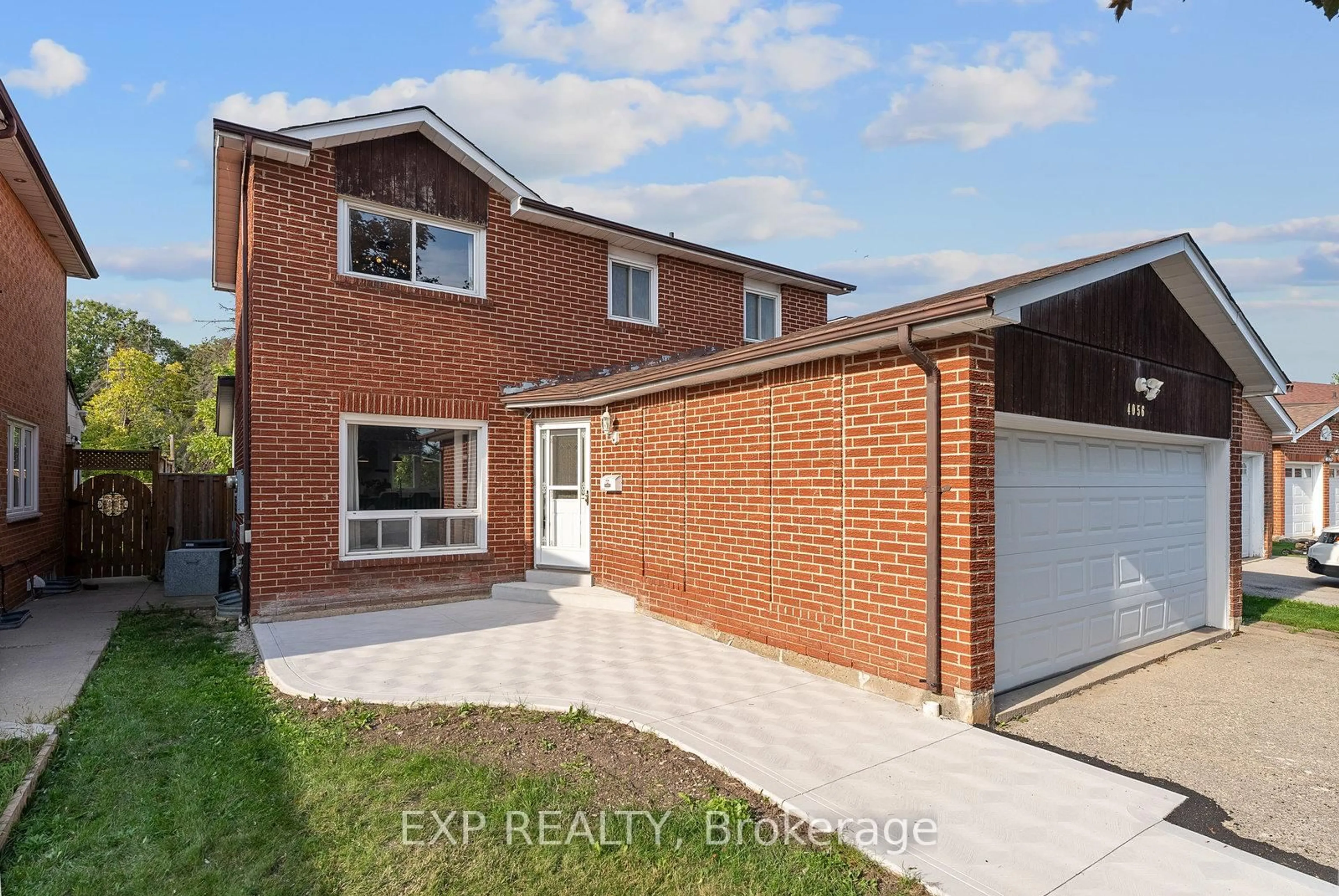 A pic from outside/outdoor area/front of a property/back of a property/a pic from drone, street for 4056 Longo Circ, Mississauga Ontario L4T 4C6