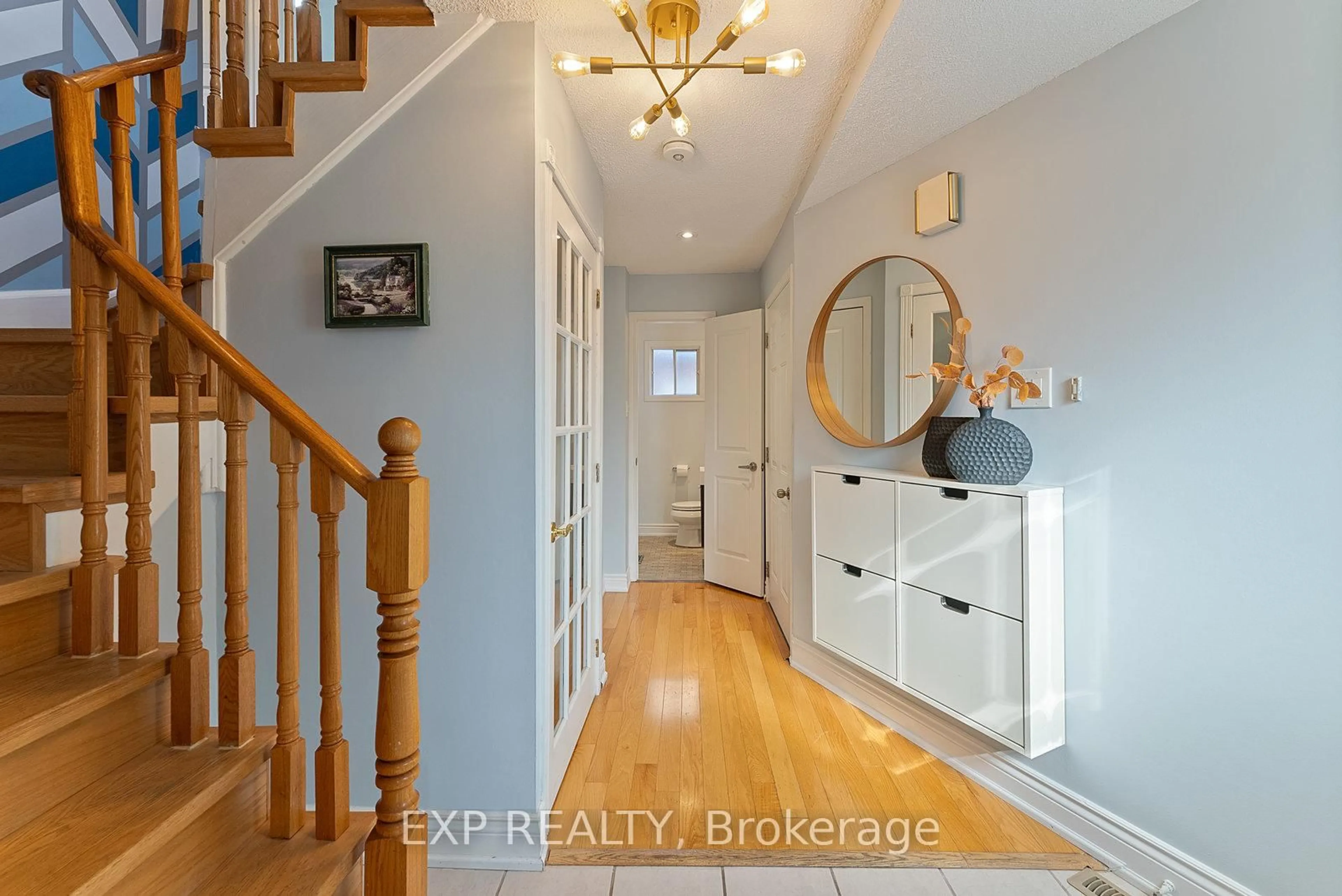 Indoor entryway for 4056 Longo Circ, Mississauga Ontario L4T 4C6