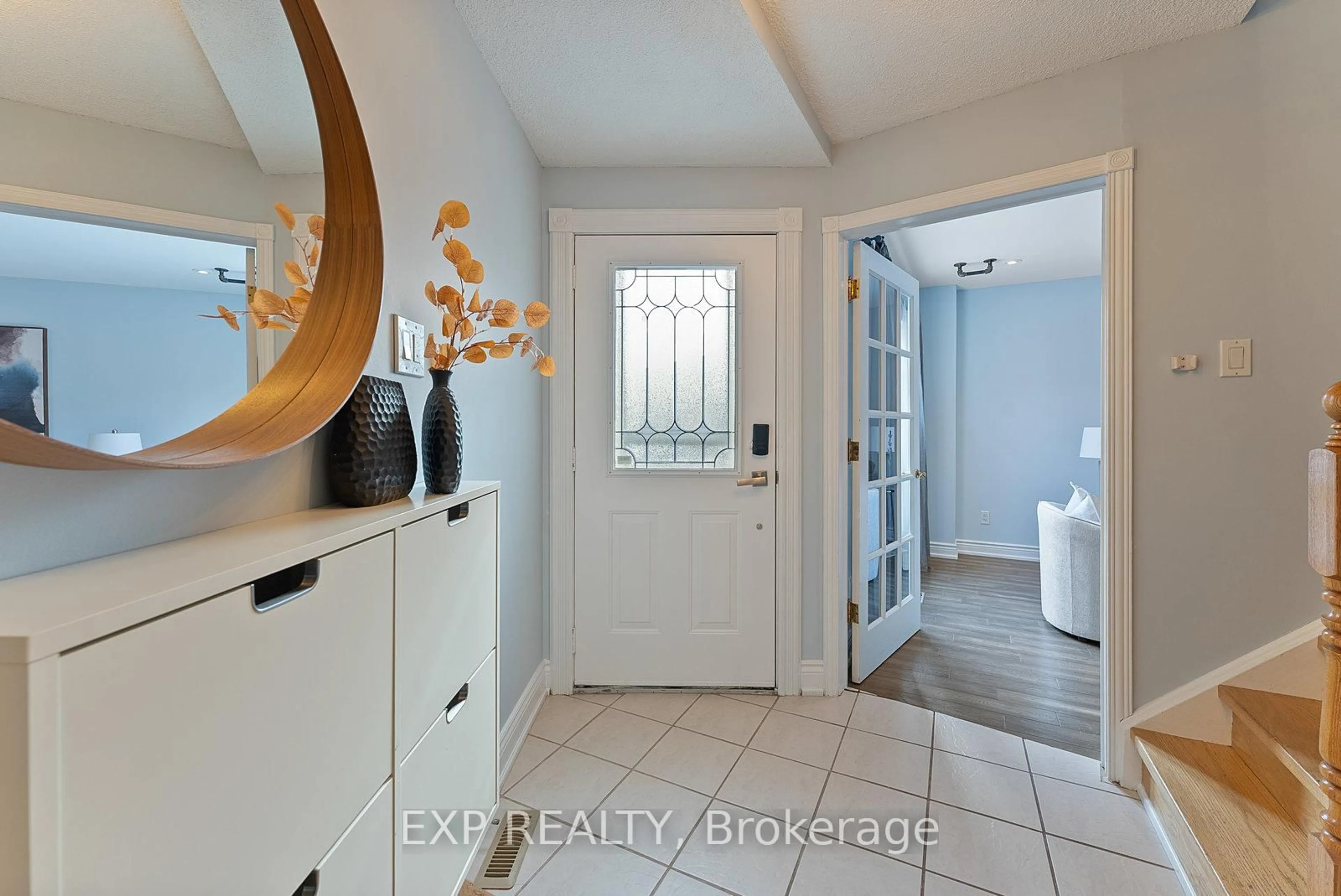Indoor entryway for 4056 Longo Circ, Mississauga Ontario L4T 4C6