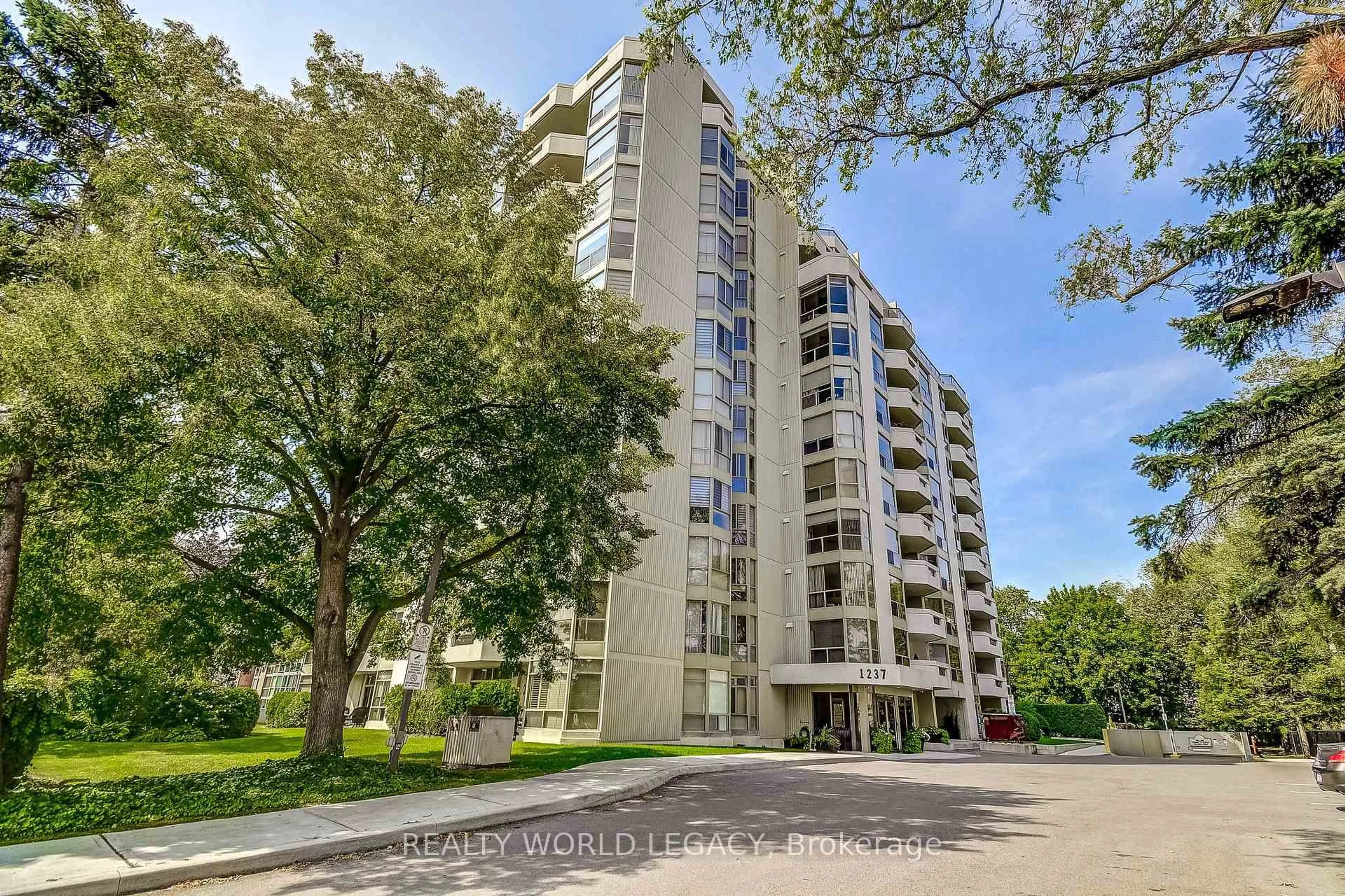 A pic from outside/outdoor area/front of a property/back of a property/a pic from drone, unknown for 1237 North Shore Blvd #906, Burlington Ontario L7S 2H8