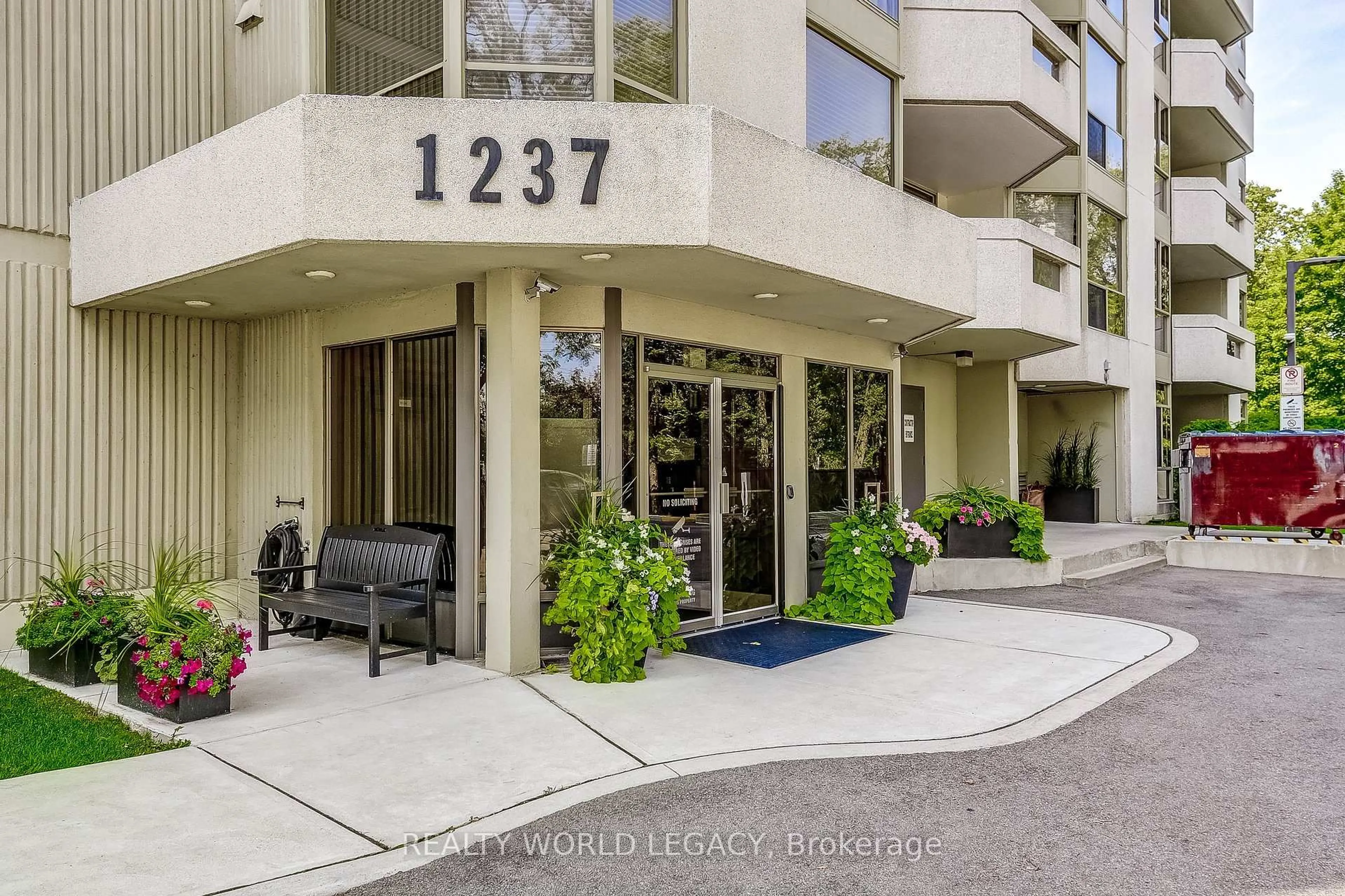 Indoor foyer for 1237 North Shore Blvd #906, Burlington Ontario L7S 2H8