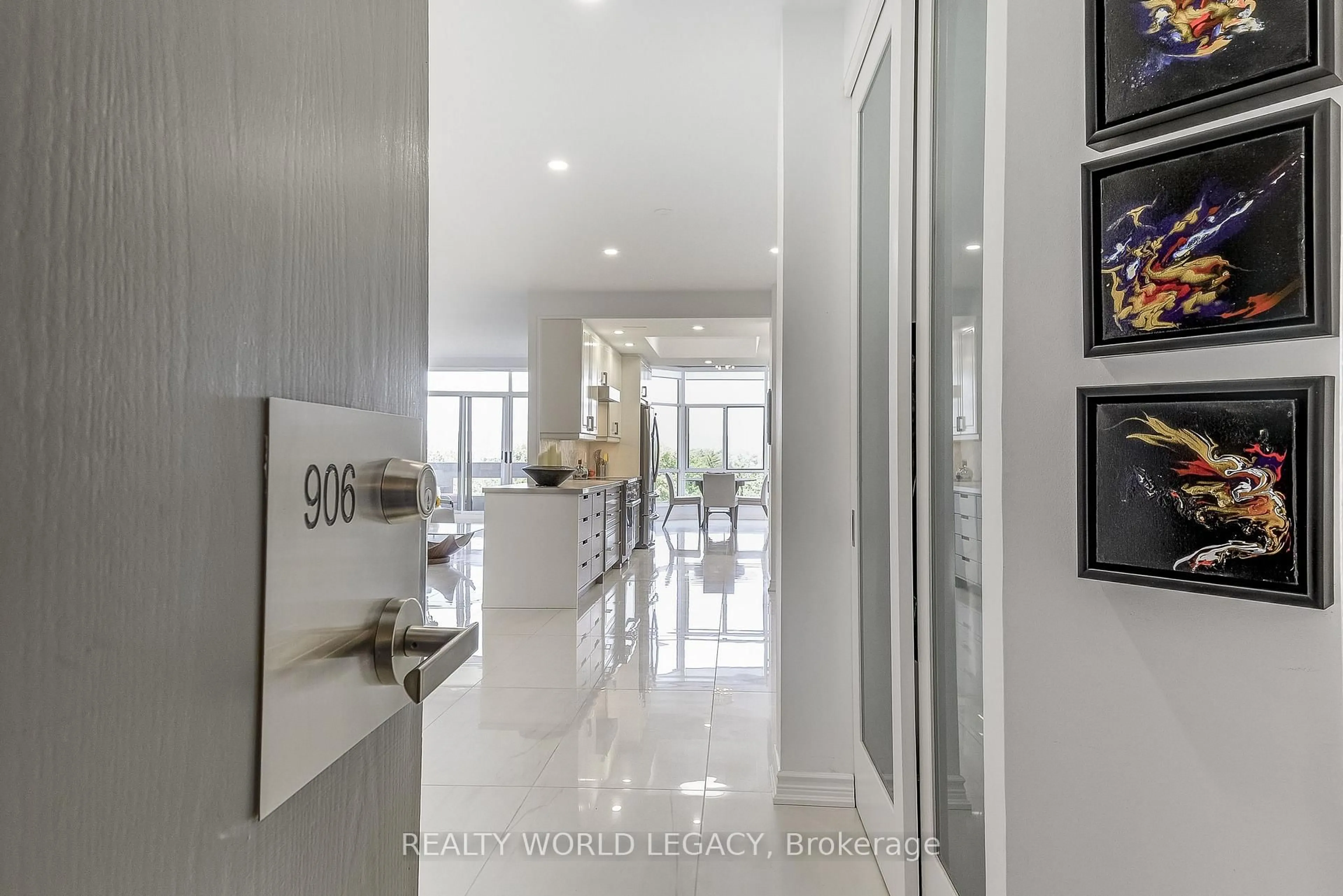Indoor foyer for 1237 North Shore Blvd #906, Burlington Ontario L7S 2H8