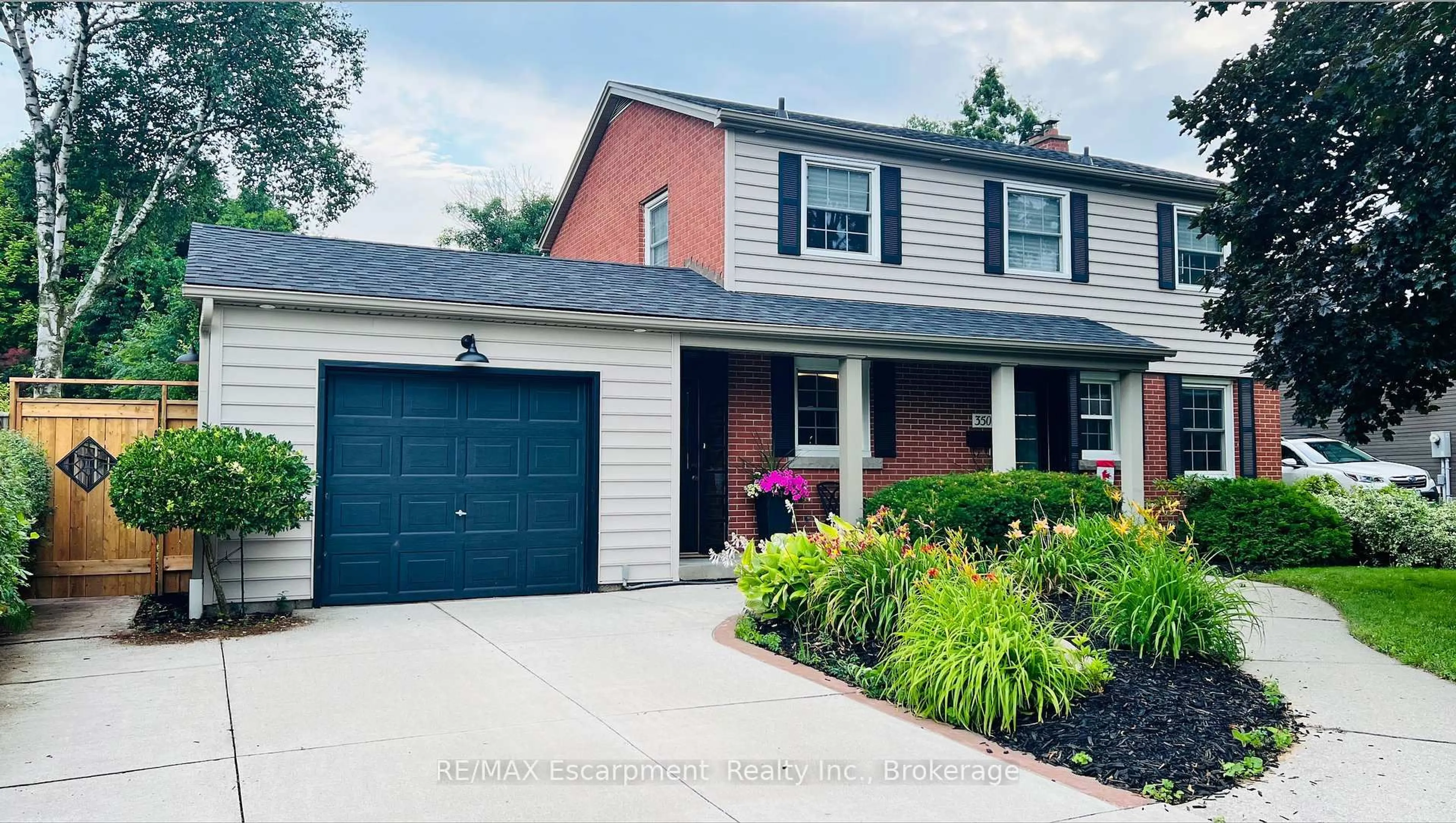 Home with vinyl exterior material, street for 350 East Side Cres, Burlington Ontario L7R 3G9