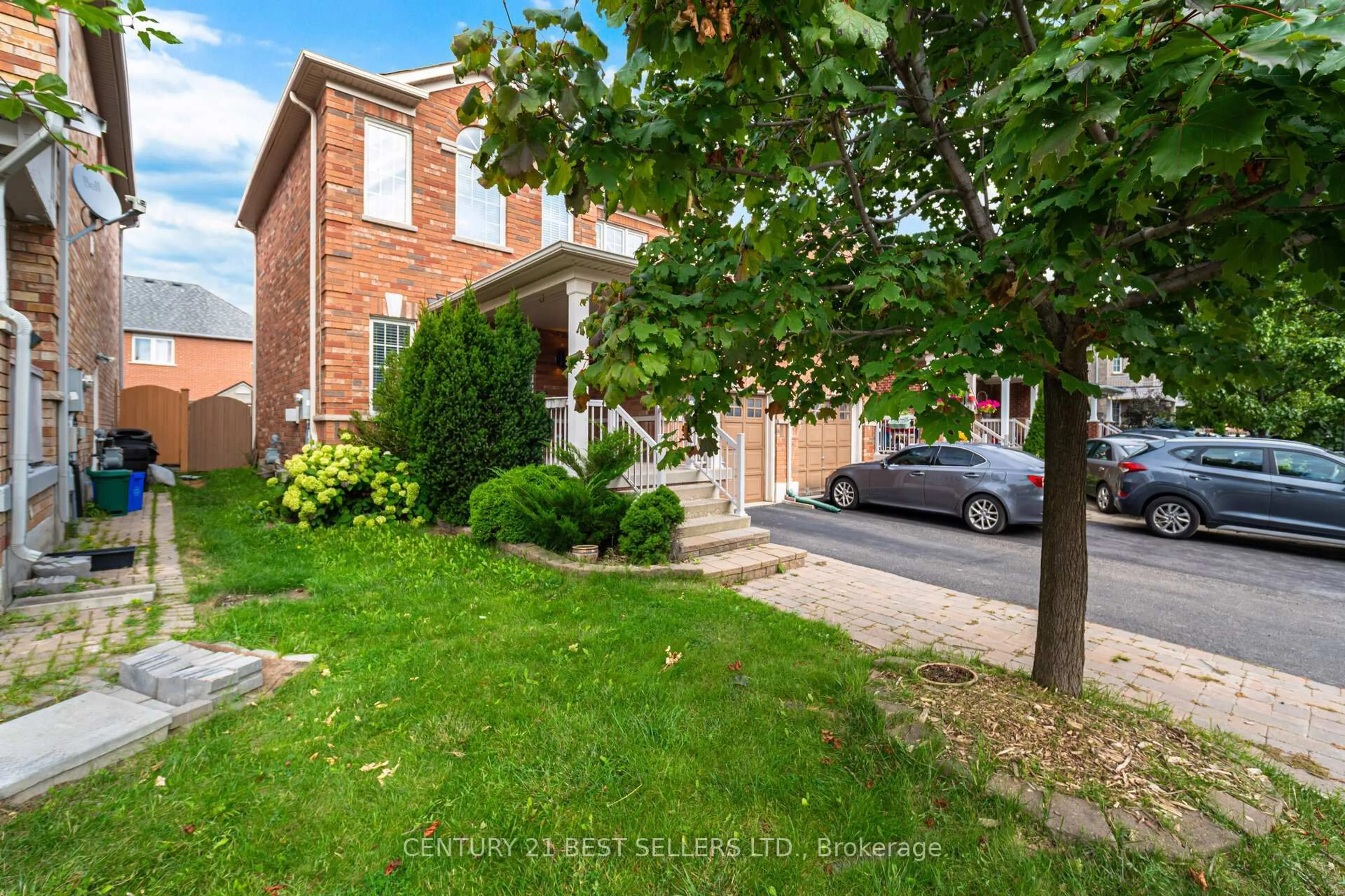 A pic from outside/outdoor area/front of a property/back of a property/a pic from drone, street for 222 Andrews Tr, Milton Ontario L9T 6S7