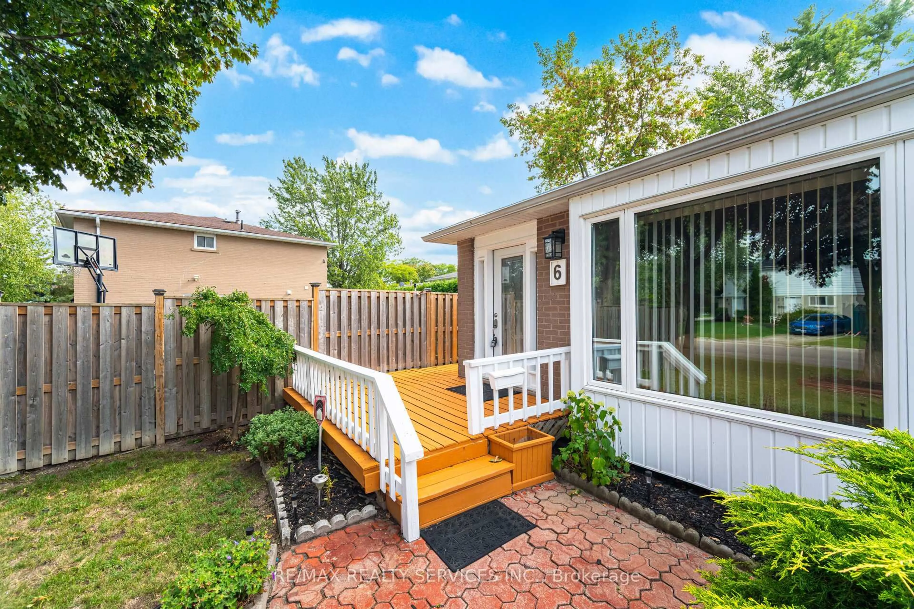 Patio, street for 6 Glenmore Cres, Brampton Ontario L6S 1H8