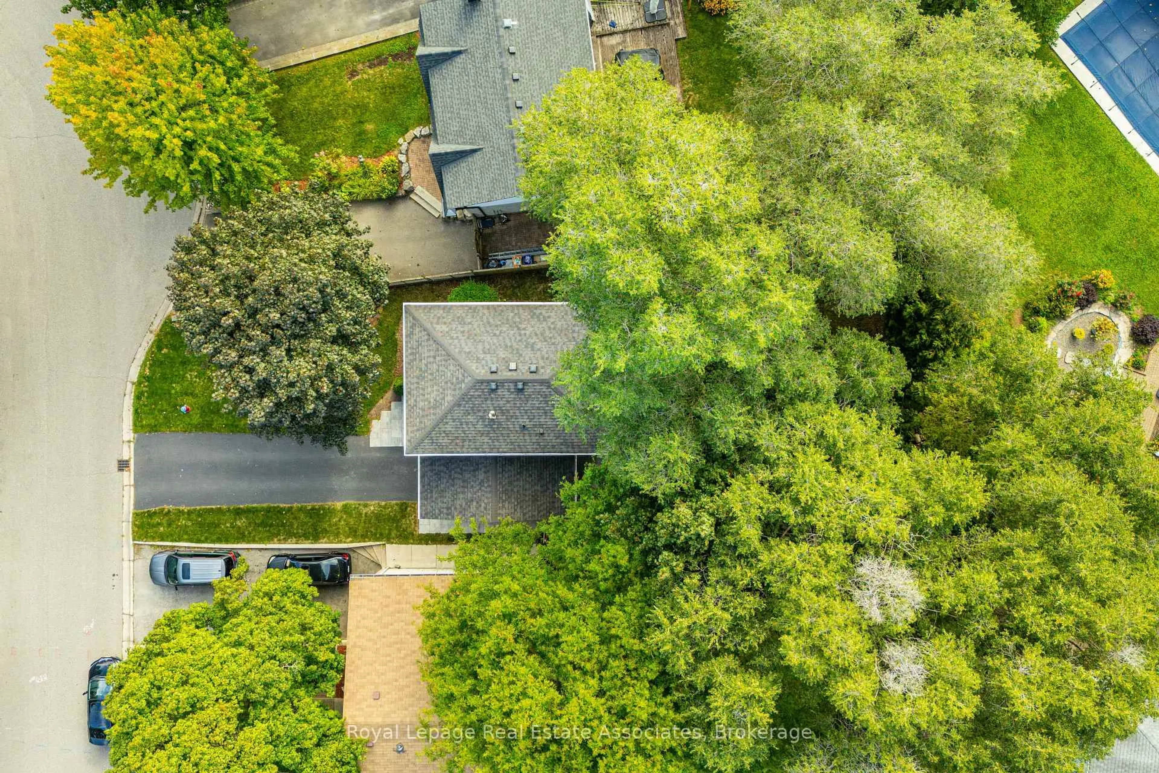 A pic from outside/outdoor area/front of a property/back of a property/a pic from drone, forest/trees view for 1274 Richards Cres, Oakville Ontario L6H 1R6