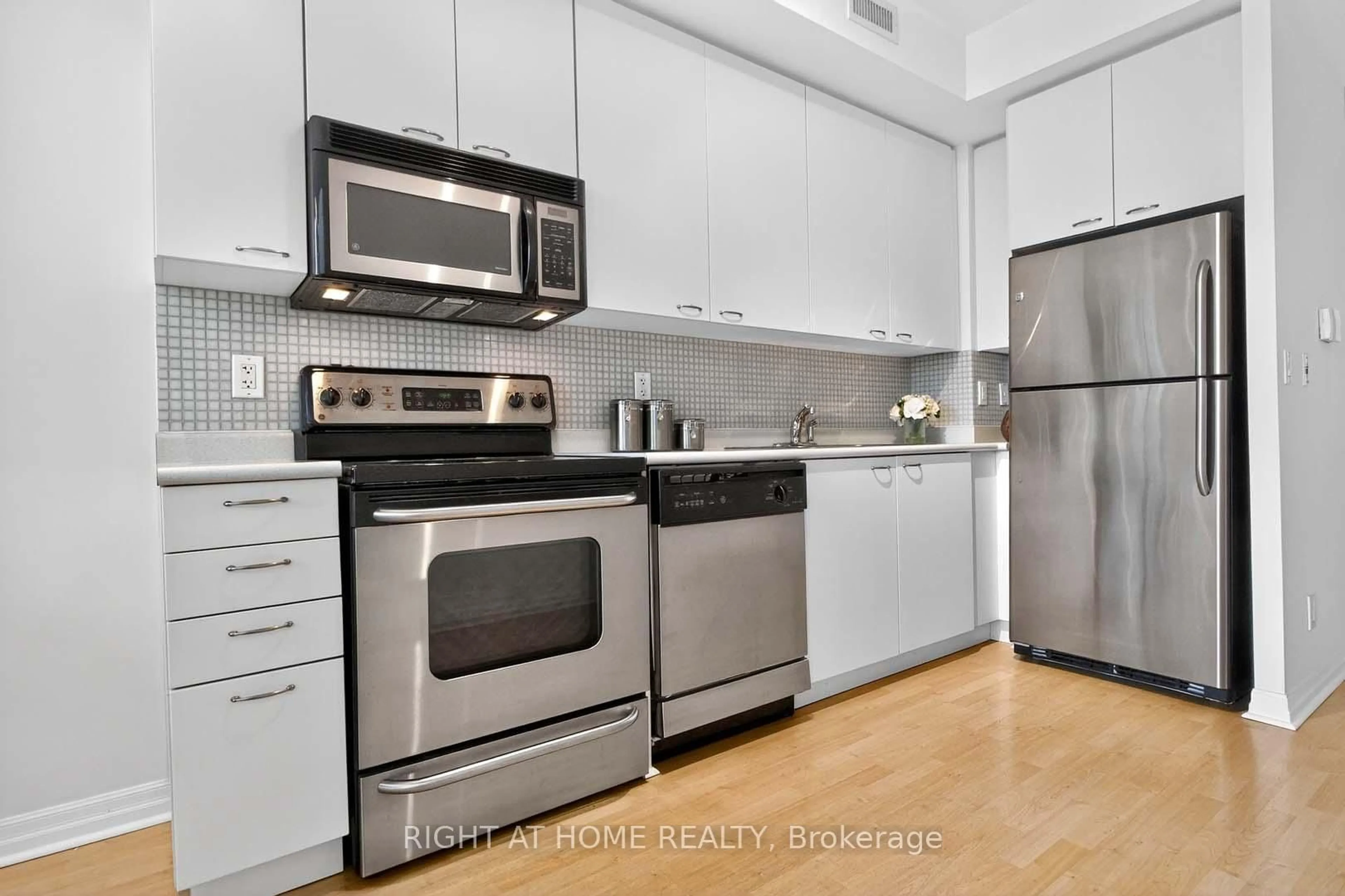 Standard kitchen, unknown for 220 Burnhamthorpe Rd #717, Mississauga Ontario L5B 4N4