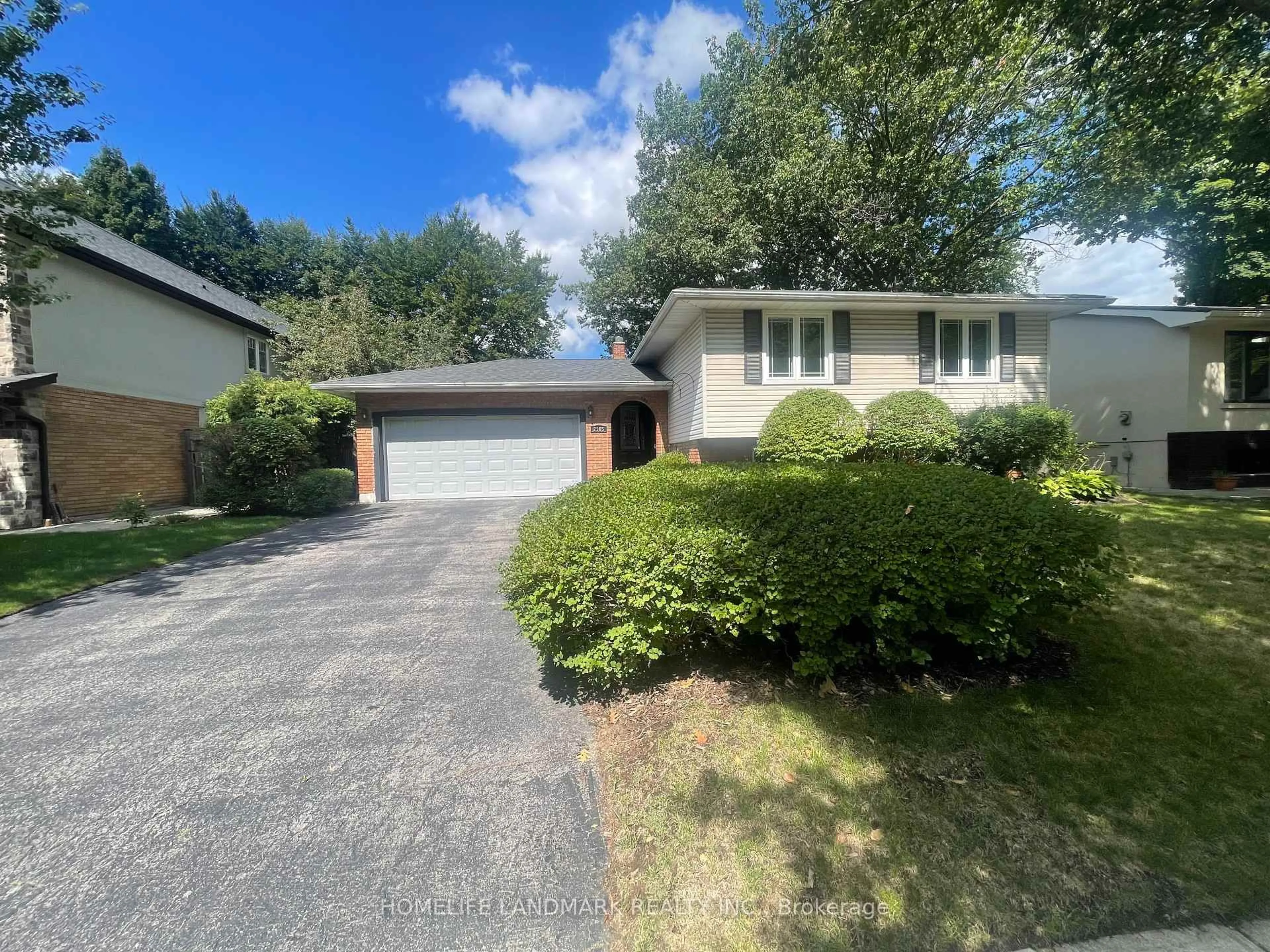 A pic from outside/outdoor area/front of a property/back of a property/a pic from drone, street for 2165 Dunedin Rd, Oakville Ontario L6J 5V2