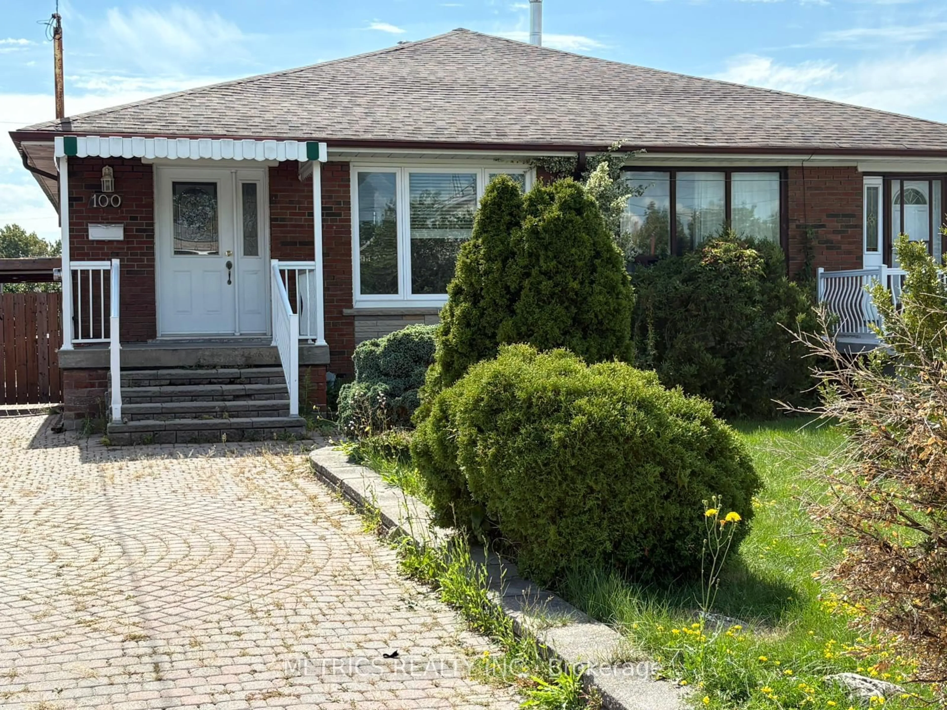 Home with brick exterior material, street for 100 Snowood Crt, Toronto Ontario M3N 1E8