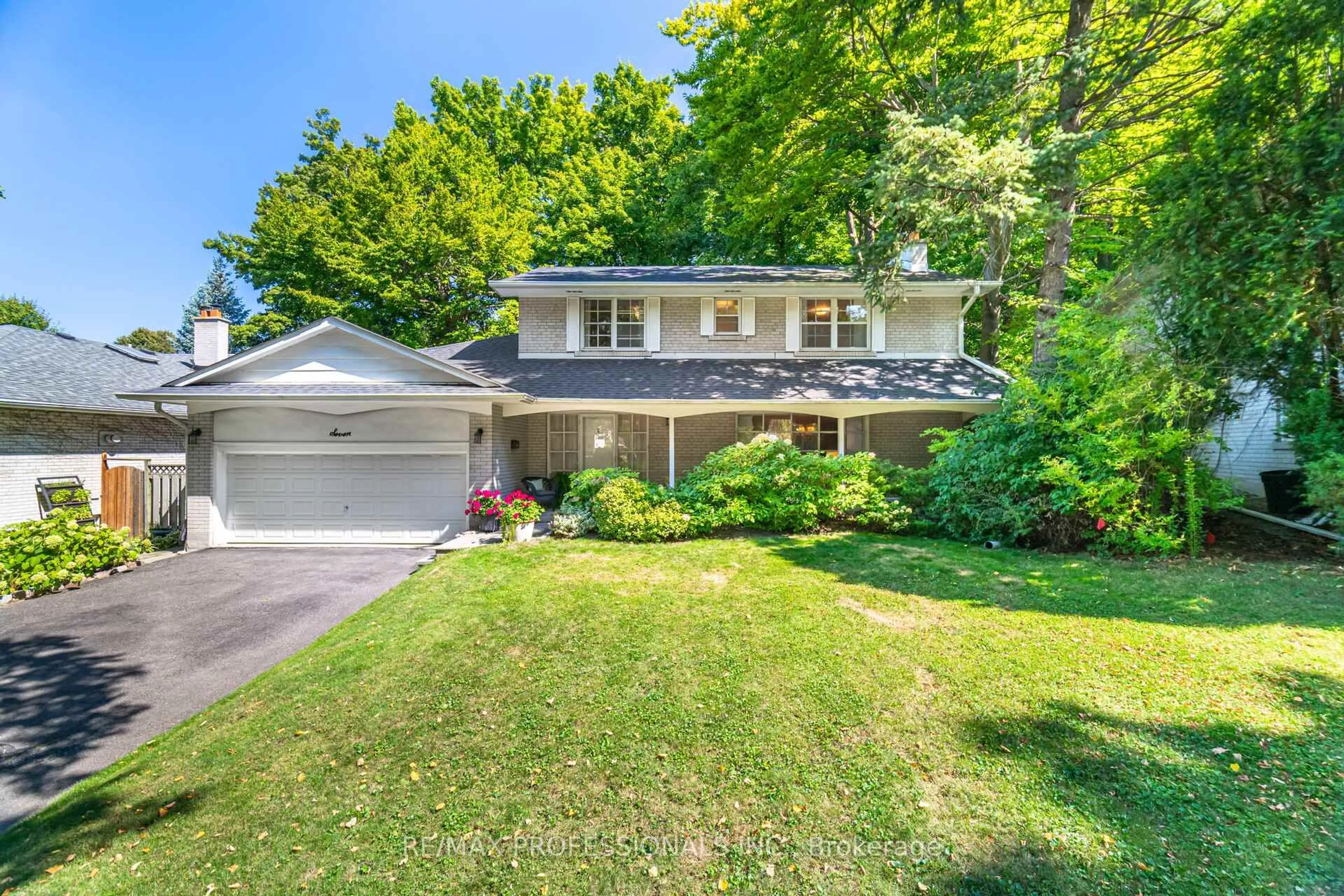 A pic from outside/outdoor area/front of a property/back of a property/a pic from drone, street for 7 Queensborough Cres, Toronto Ontario M9R 1A1