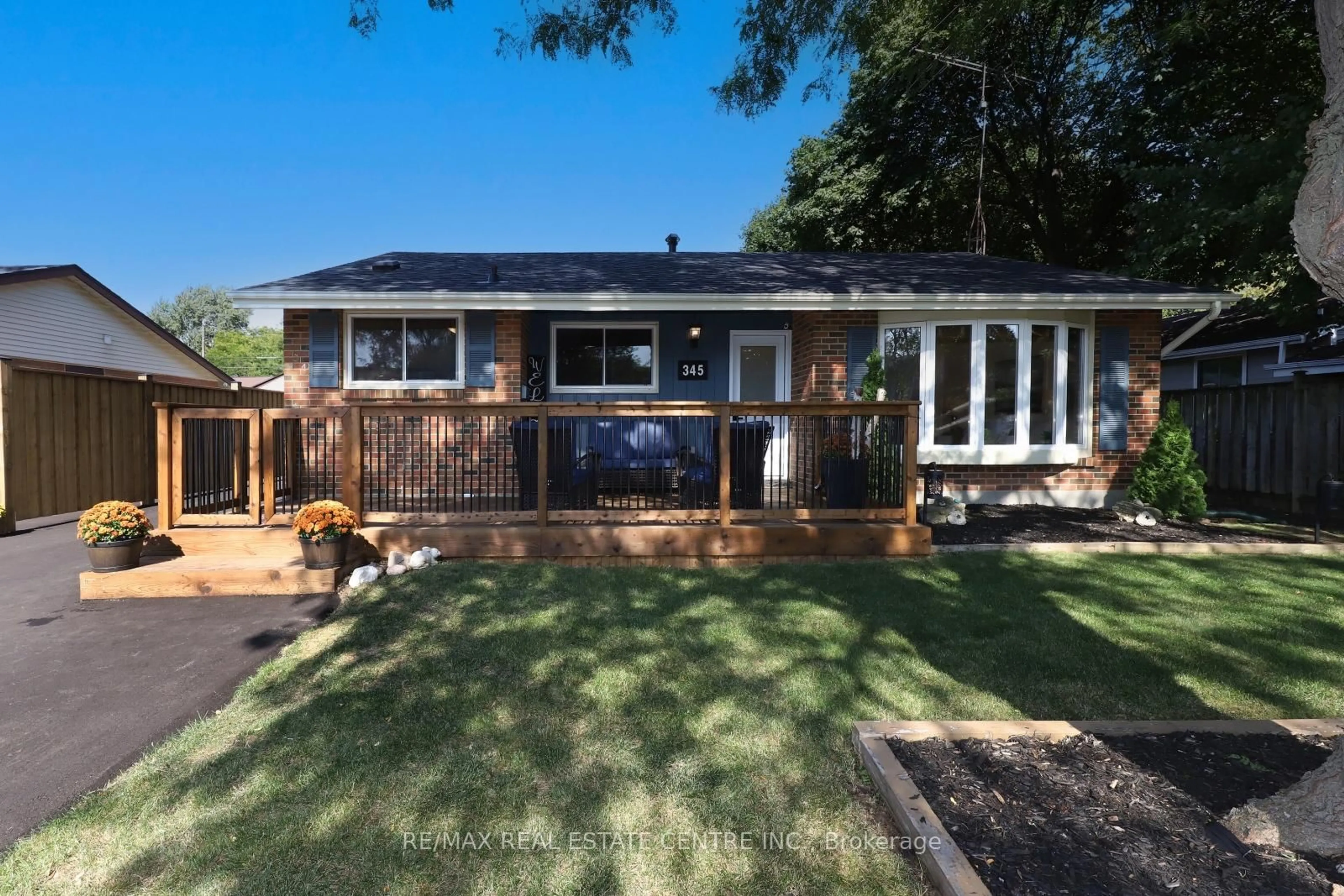 A pic from outside/outdoor area/front of a property/back of a property/a pic from drone, unknown for 345 Maplewood Cres, Milton Ontario L9T 2G1