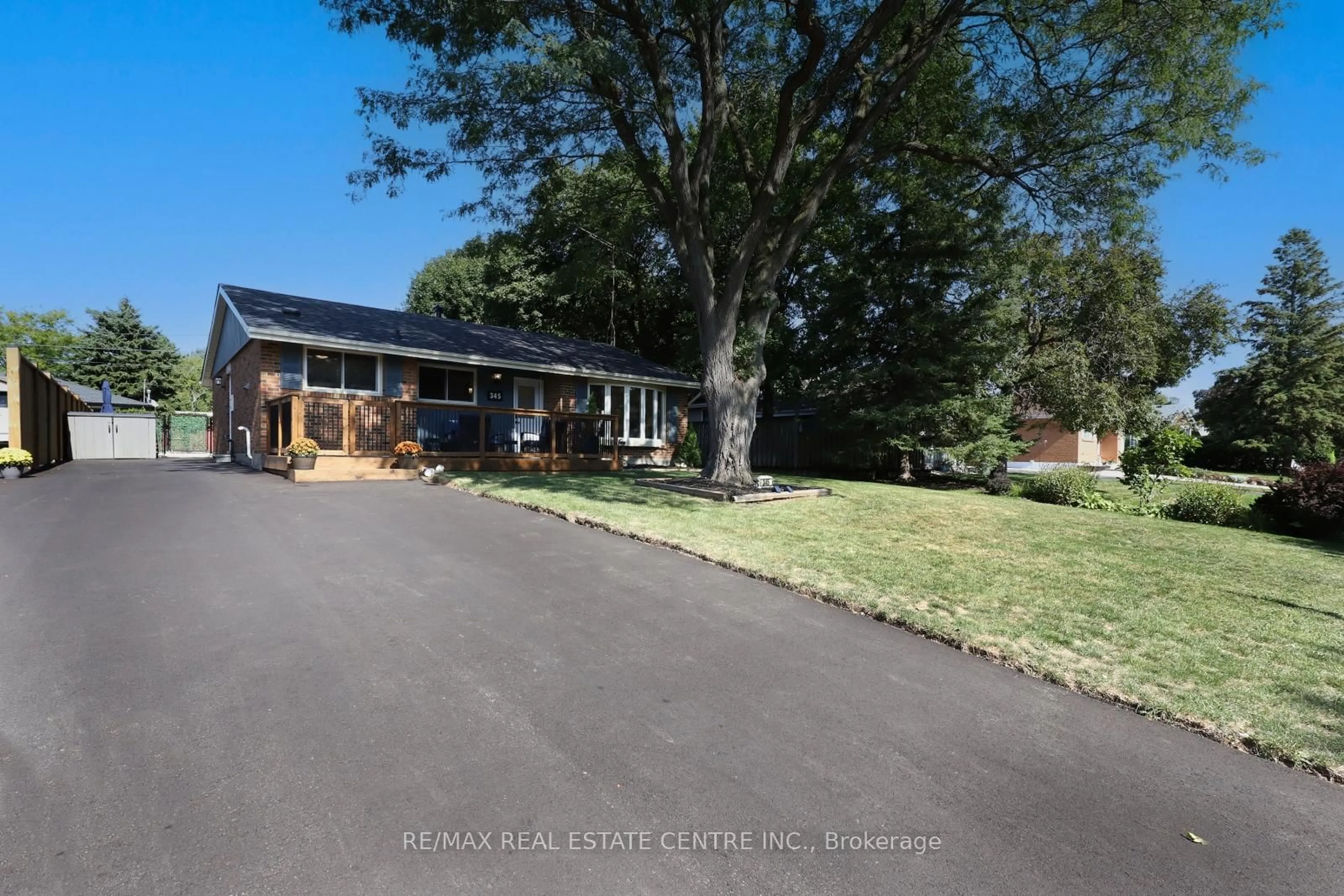 A pic from outside/outdoor area/front of a property/back of a property/a pic from drone, street for 345 Maplewood Cres, Milton Ontario L9T 2G1