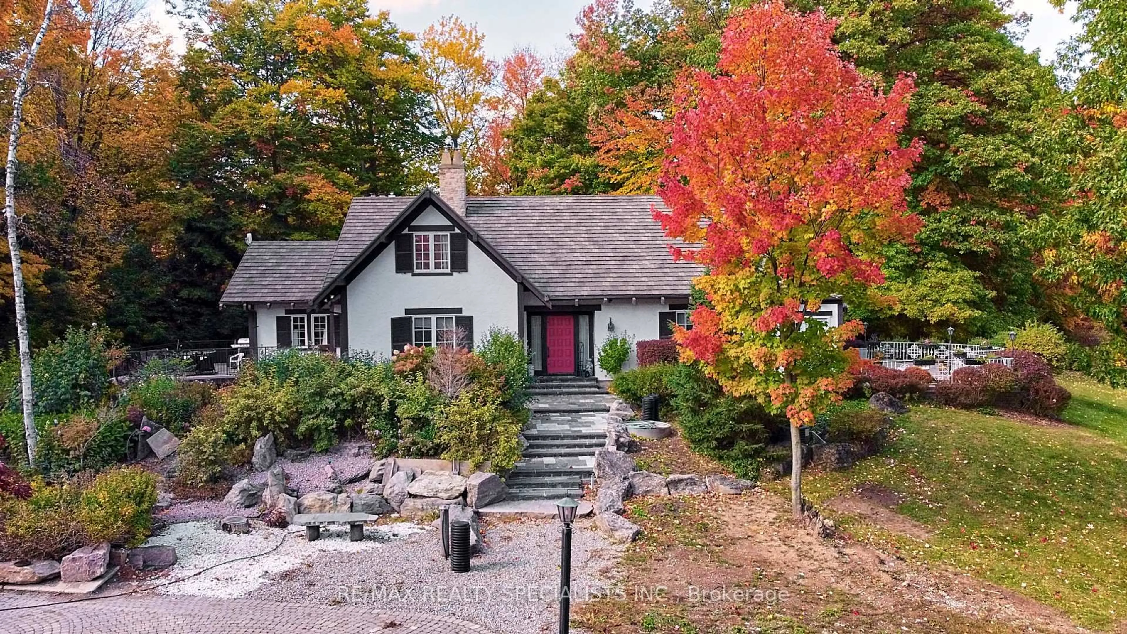 A pic from outside/outdoor area/front of a property/back of a property/a pic from drone, street for 1251 Britannia Rd, Burlington Ontario L7P 0E7
