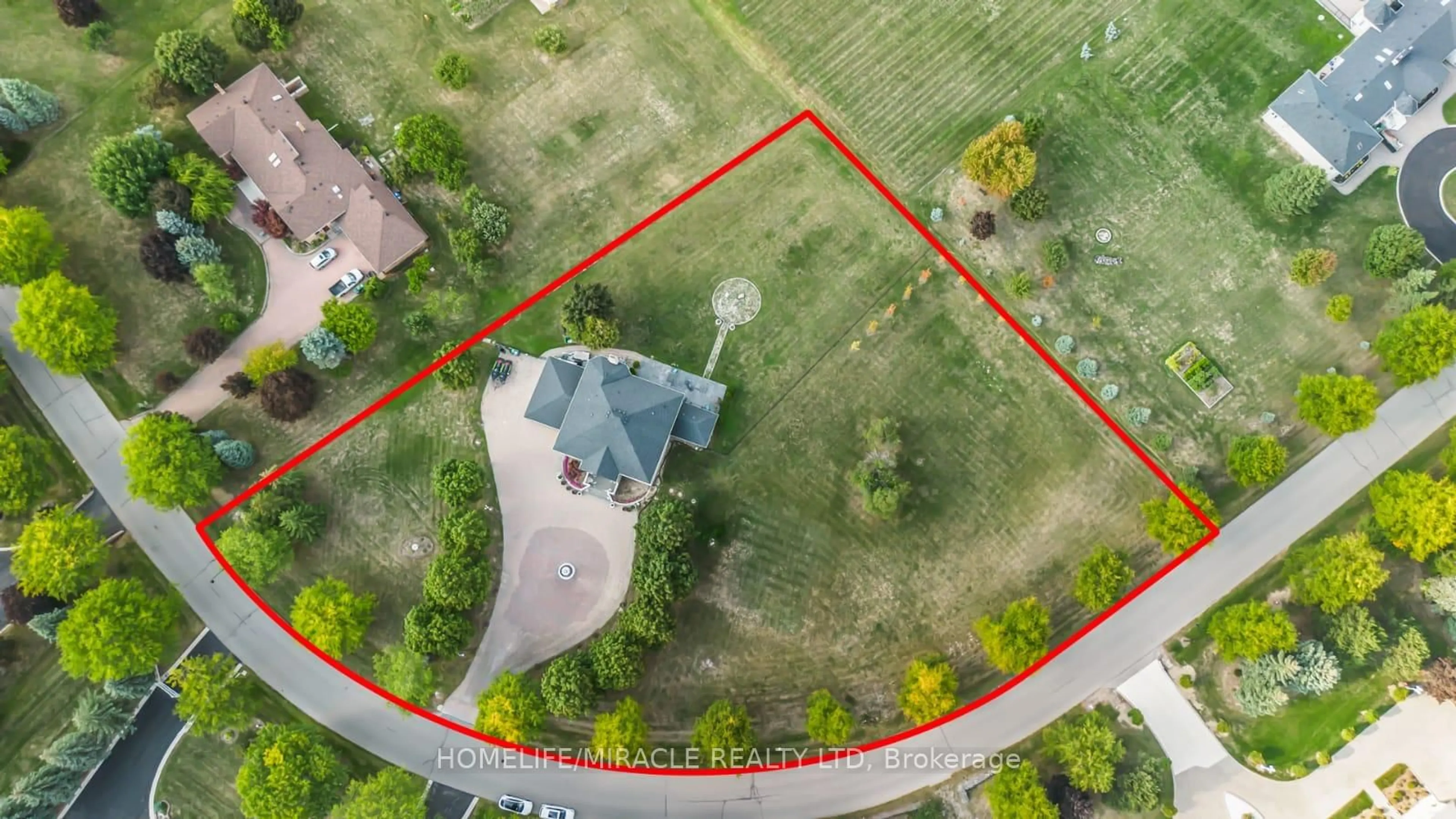 A pic from outside/outdoor area/front of a property/back of a property/a pic from drone, street for 21 Bowman Ave, Brampton Ontario L6P 0Y1
